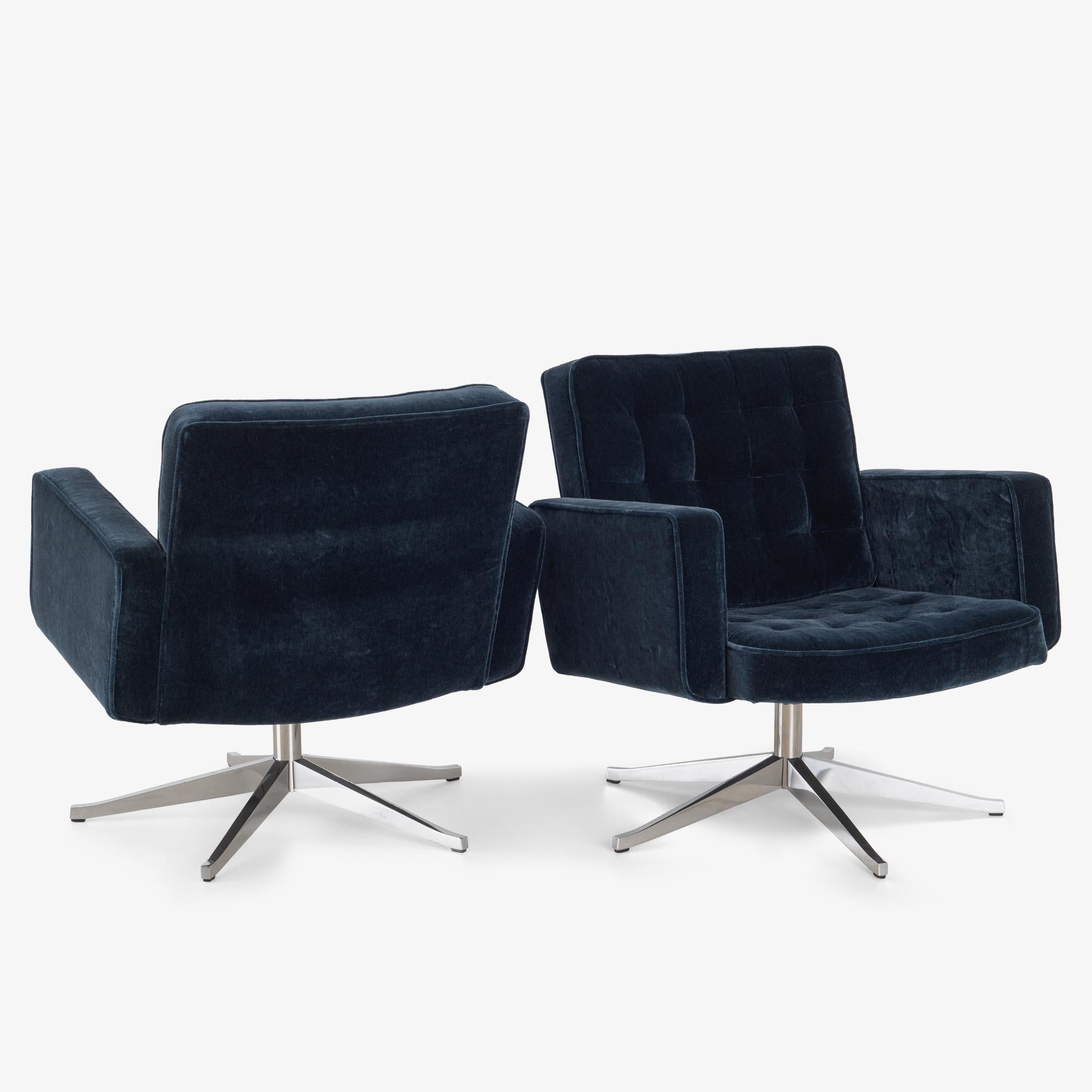 American Vincent Cafiero for Knoll Swivel Lounge Chairs in Midnight Blue Mohair, Pair For Sale