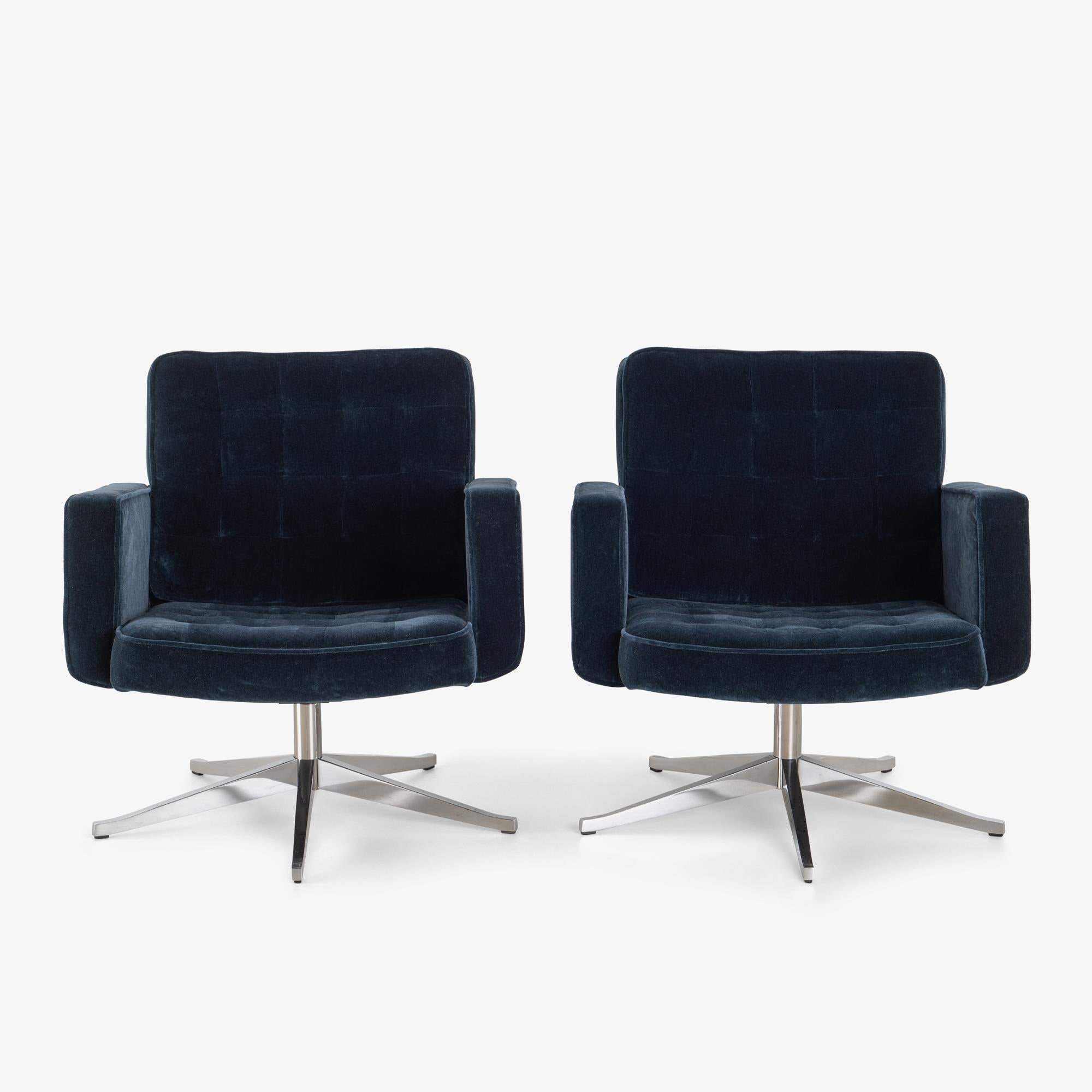 Vincent Cafiero for Knoll Swivel Lounge Chairs in Midnight Blue Mohair, Pair In Good Condition For Sale In Stamford, CT