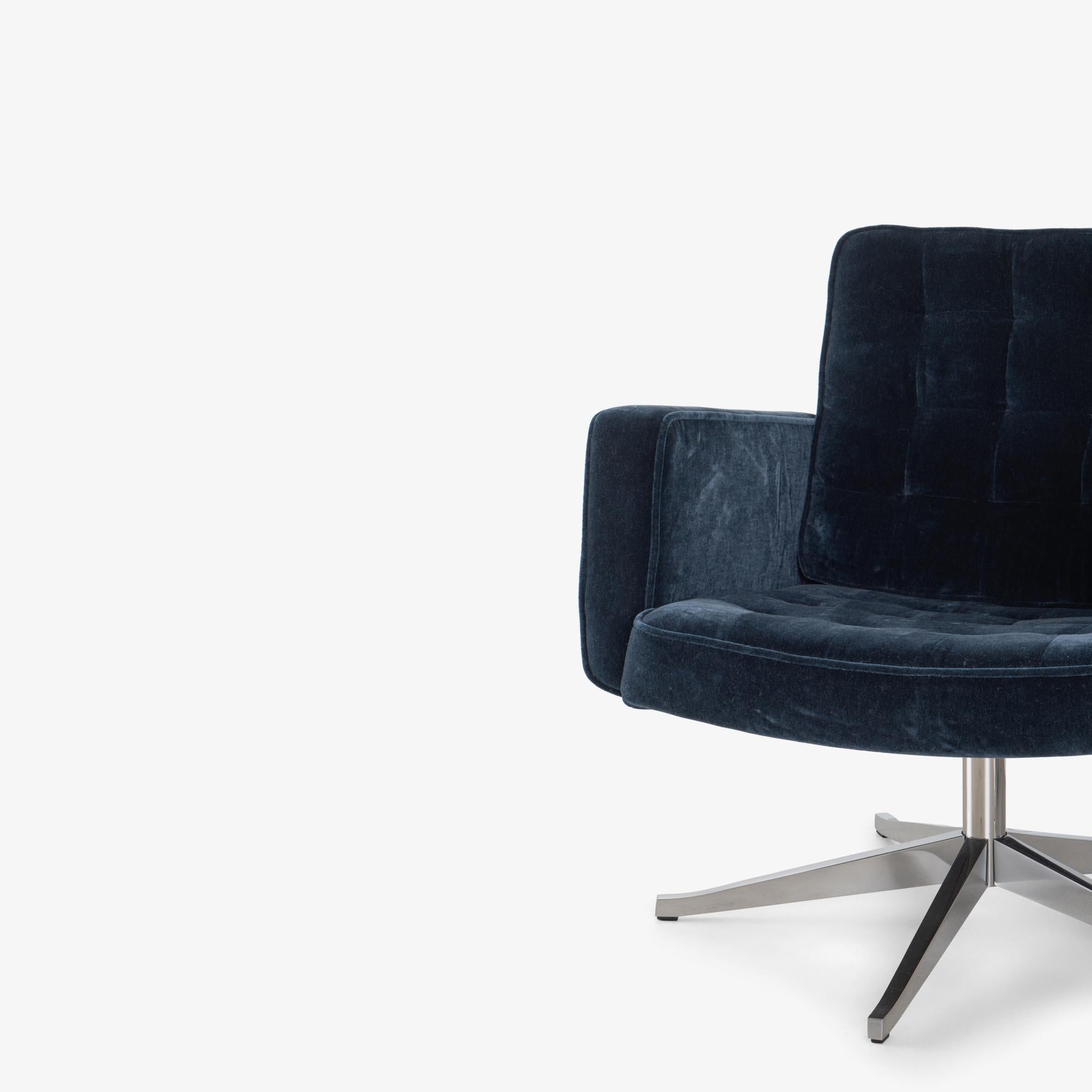 Mid-20th Century Vincent Cafiero for Knoll Swivel Lounge Chairs in Midnight Blue Mohair, Pair For Sale