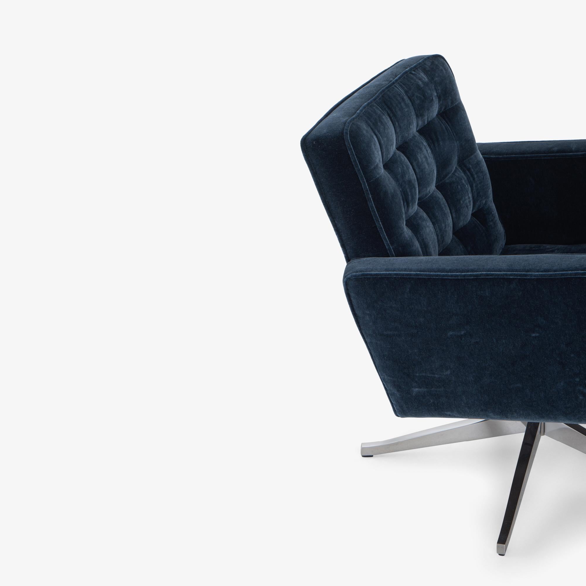 Vincent Cafiero for Knoll Swivel Lounge Chairs in Midnight Blue Mohair, Pair For Sale 1