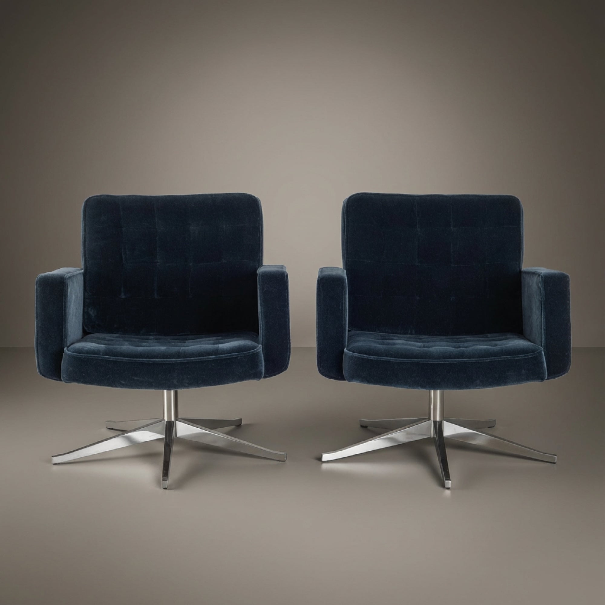 Paire de fauteuils pivotants en mohair bleu nuit Vincent Cafiero pour Knoll