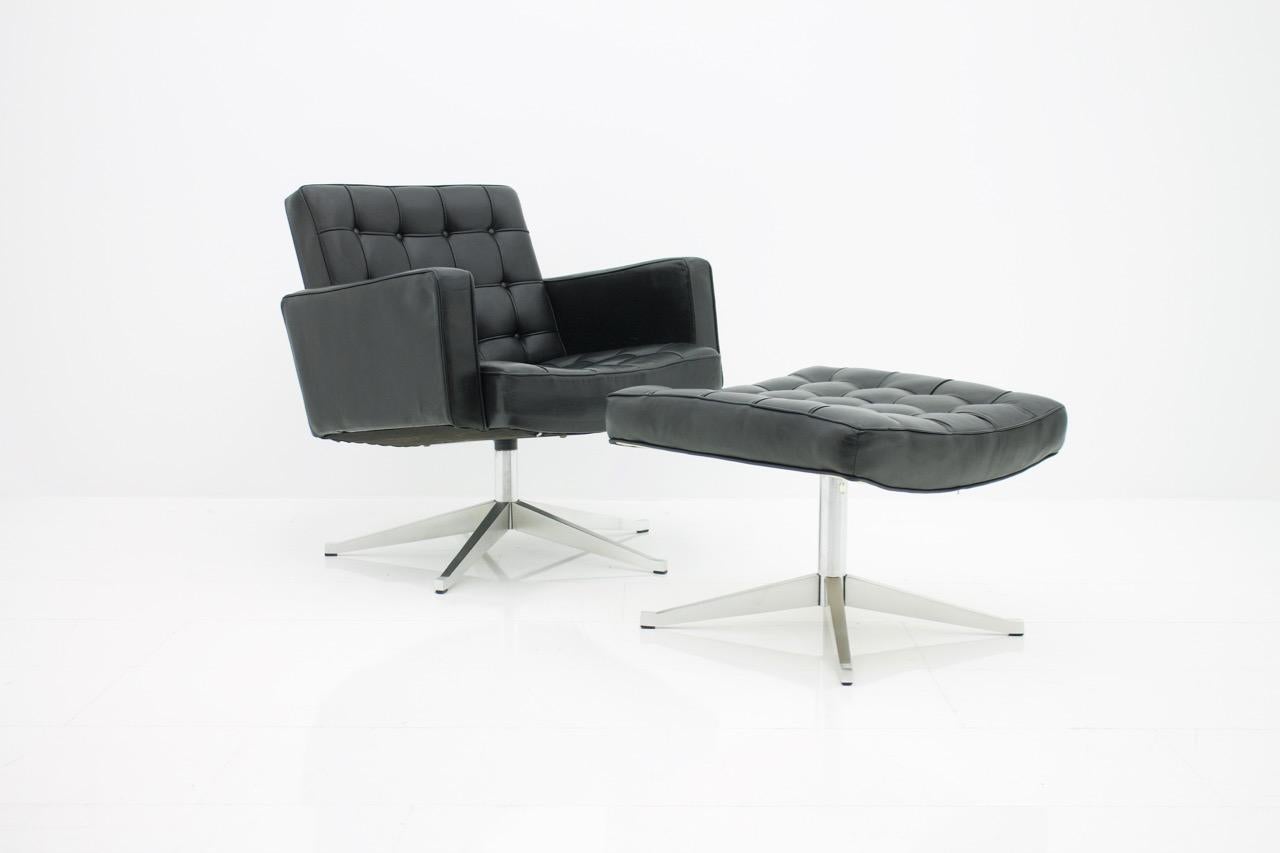 Vincent Cafiero lounge chair for Knoll International, 1960s. Swivel armchair with black leather and aluminum frame.
Measures: B 75 cm, T 77 cm, H 80 cm, SH 43 cm. Stool: B 59 cm, T 58 cm, H 43 cm.
Good condition with signs of usage and