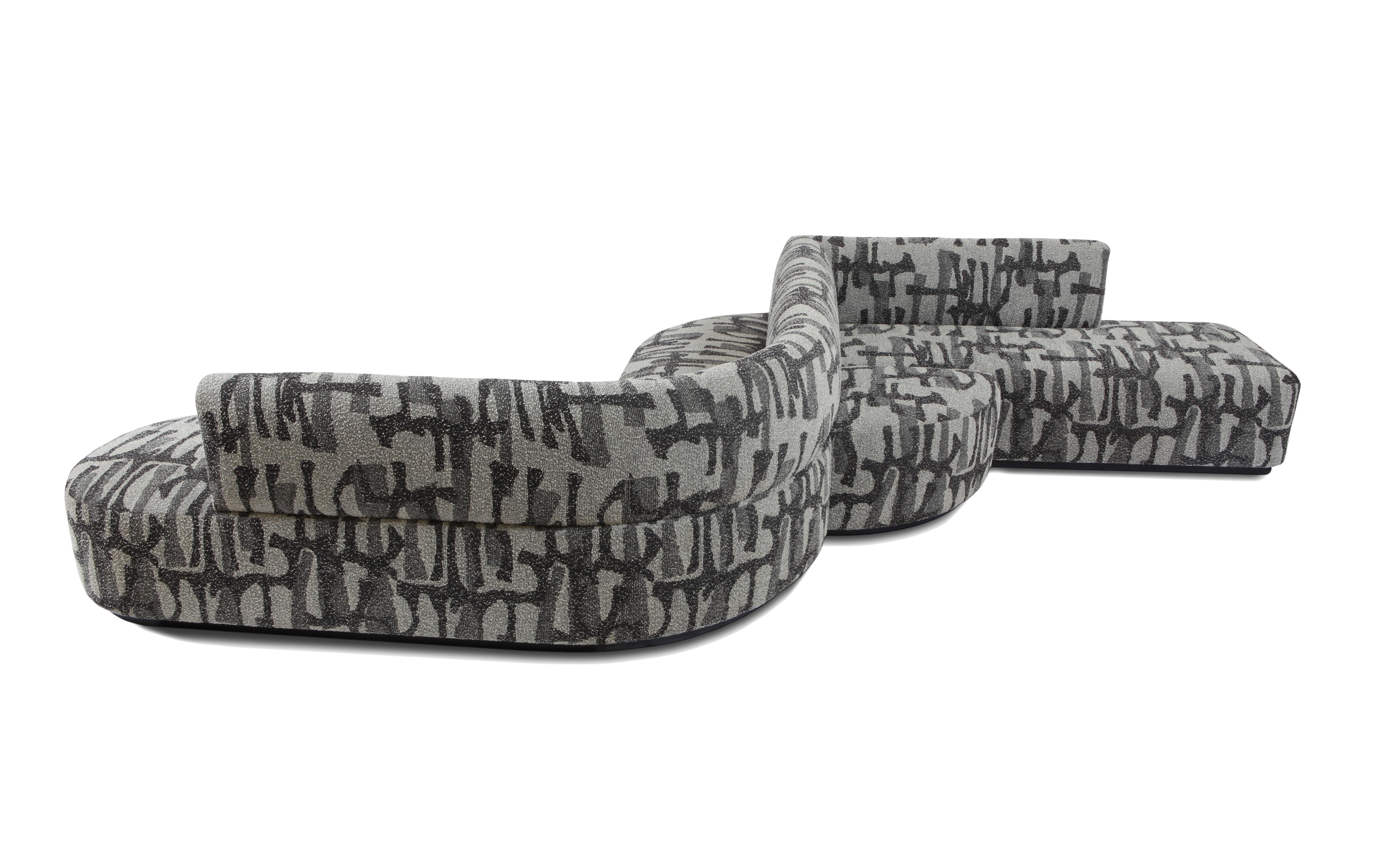 Gebogenes Sofa von Vincent, entworfen für Salon A+D, gepolstert mit Tibor-Stoff im Angebot 1