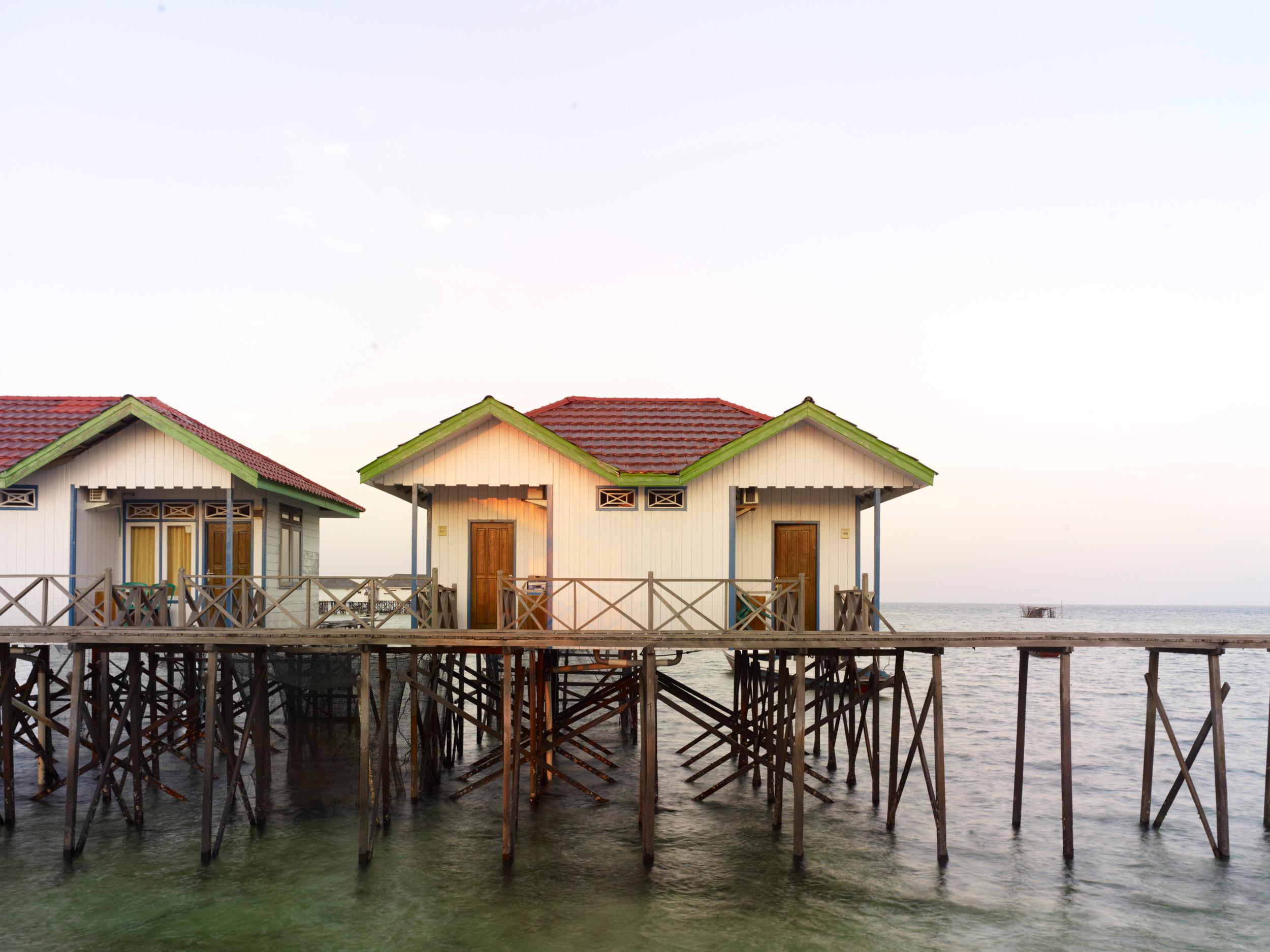 Borneo 1 : architecture d'une maison sur pilotis dans un paysage aquatique au lever du soleil, Asie du Sud-Est