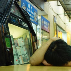 Borneo 4: fotografia di un uomo addormentato al tavolo di un caffè giallo, Southeast Asia