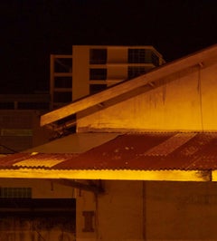 Borneo 6: architettura urbana in una notte buia con toni dorati, Southeast Asia