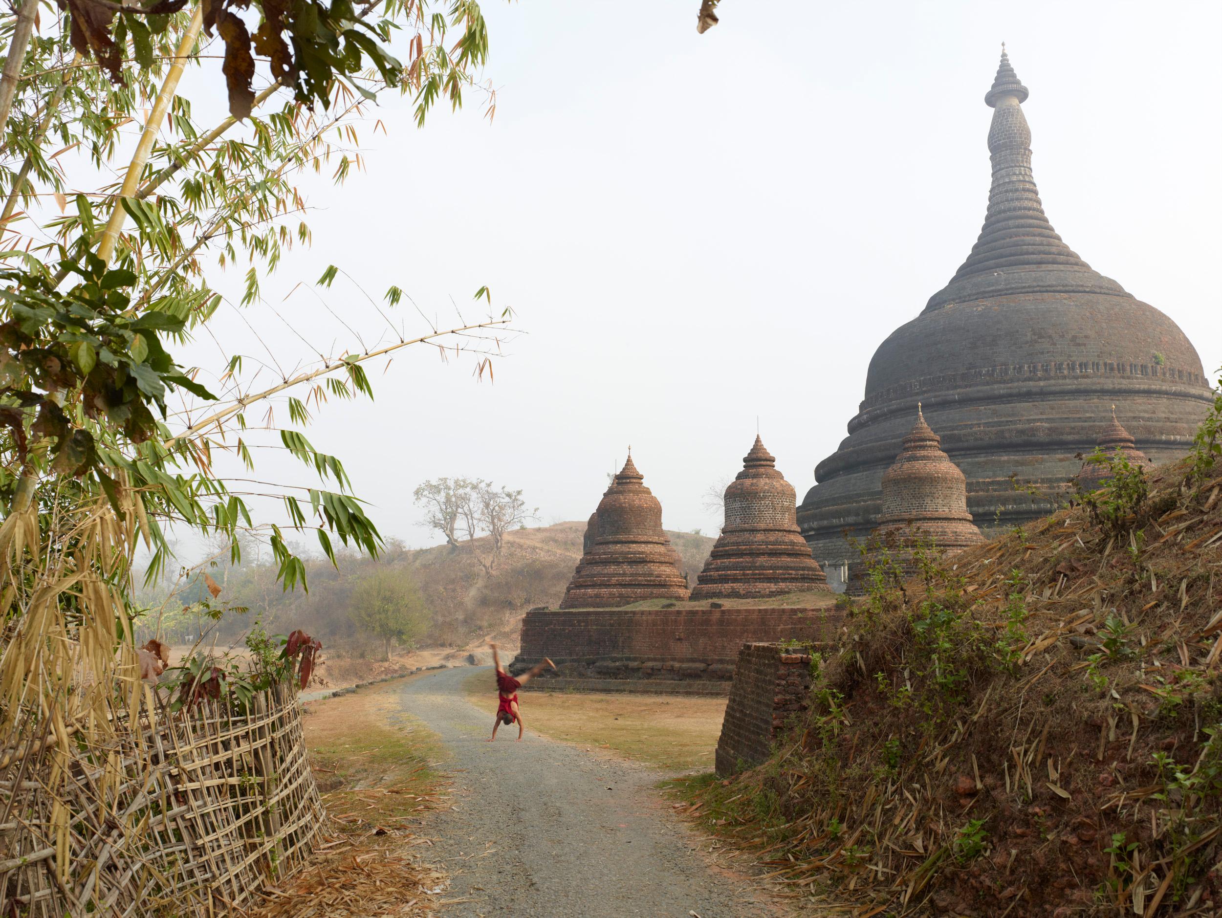 Enfant moine bouddhiste jouant au Myanmar 1 : paysage de temple en Asie du Sud-Est