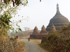 Myanmar 1: Kind buddhistischer Mönch spielt mit Tempellandschaften aus Südostasien