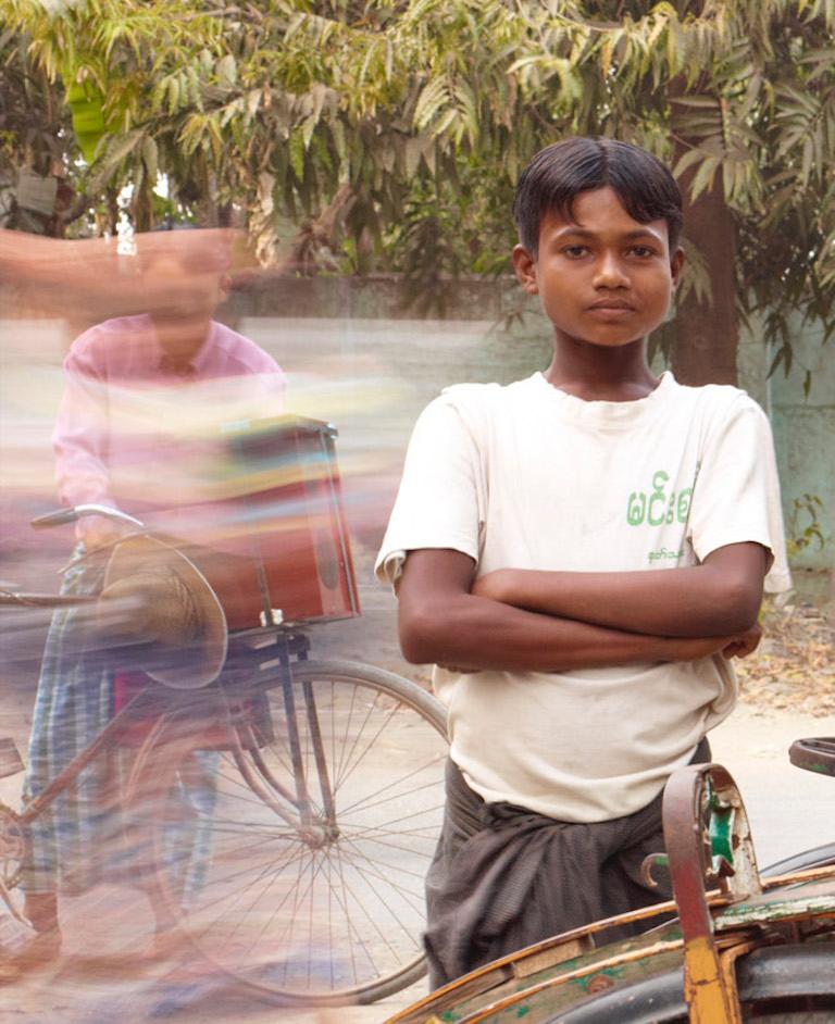 Myanmar 2: photographie de rue d'hommes et de bicyclettes dans un paysage d'Asie du Sud-Est - Photograph de Vincent Dixon