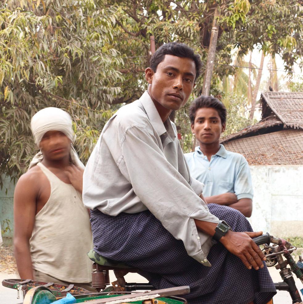 Myanmar 2: photographie de rue d'hommes et de bicyclettes dans un paysage d'Asie du Sud-Est - Réalisme Photograph par Vincent Dixon