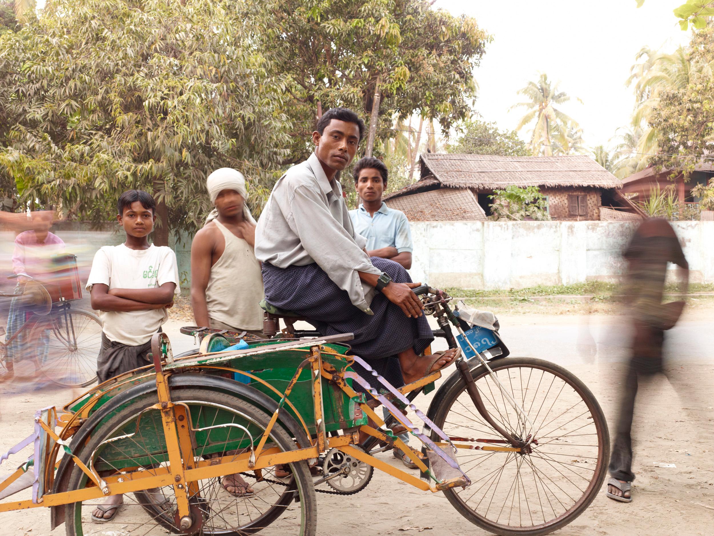 Myanmar 2: Straßenfotografie von Männern und Fahrrad in südostasiatische Landschaft