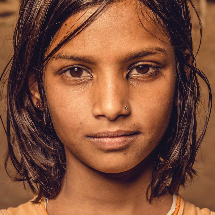 Pushkar 1: Fotografie eines indischen Mädchens in einem Ferrari-Hemd, Indien, Südasien – Photograph von Vincent Dixon