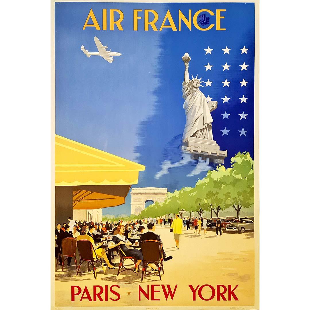 Cette affiche originale d'Air France desservant Paris - New-York date de 1951. Il est imprimé par Alépée & Cie et est signé par Vincent Guerra. L'entreprise vous invite à voyager dans sa Super Constellation. Depuis la terrasse d'un café parisien,