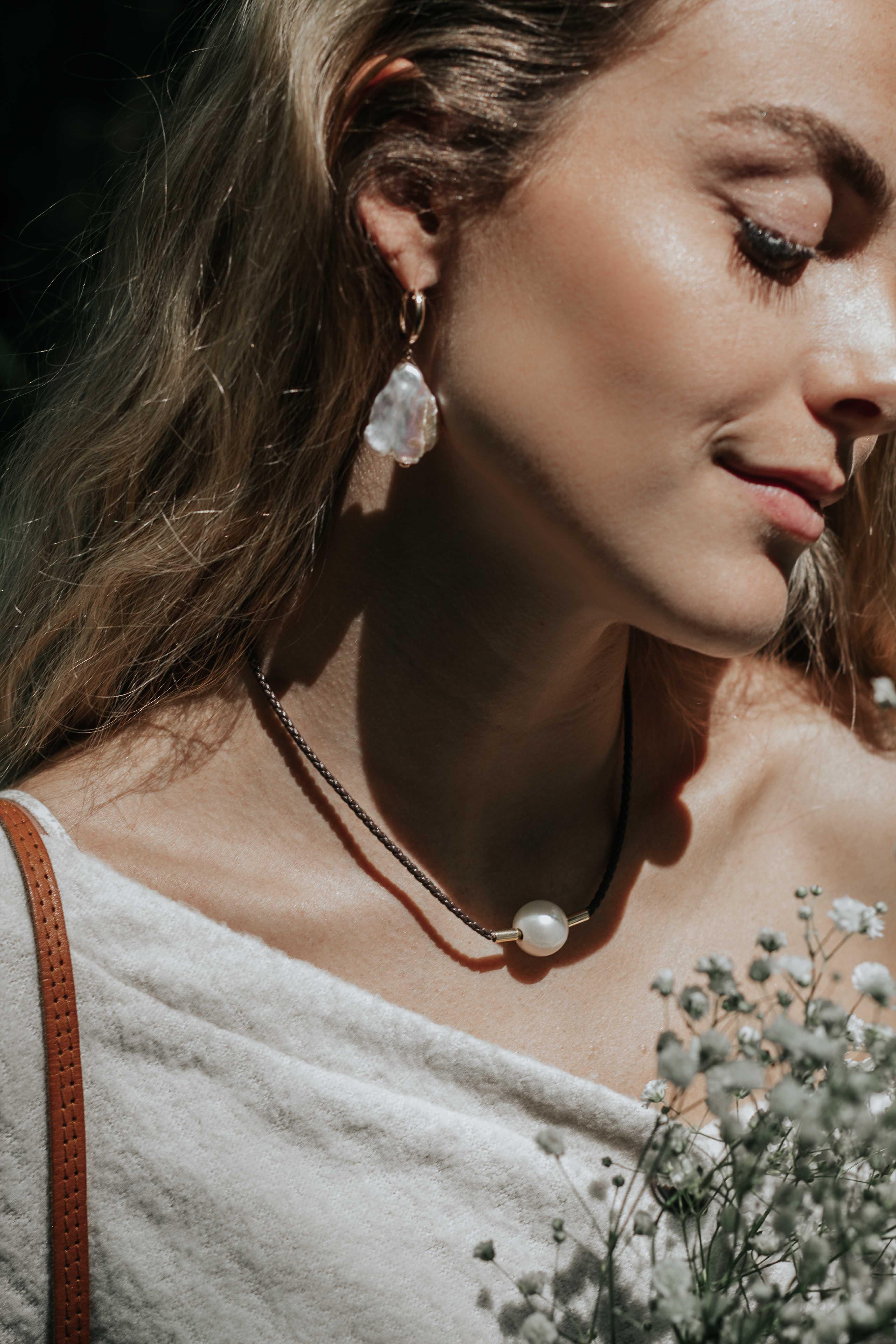 Part of the Vincent Peach Pearl Collection, the Meridian Necklace has a Freshwater Pearl on premium leather with a push/twist locking mechanism that means you can switch out which pearl you want to wear.

Wear it as a choker or a bracelet. The