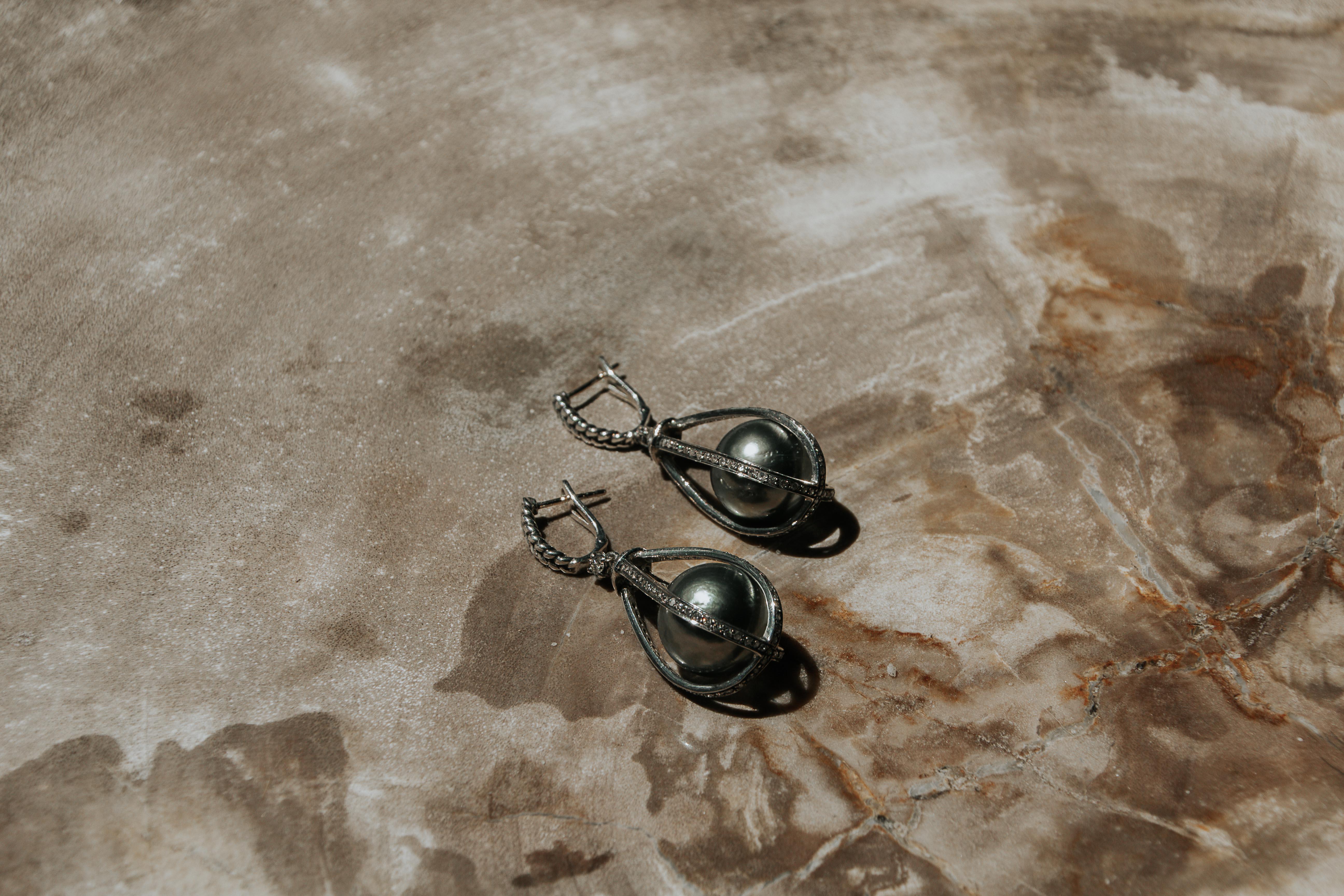 Part of the Vincent Peach Pearl Collection, the Star Crossed Teardrop Earrings are the perfect pair. The luster of the 13mm Tahitian Pearl couples flawlessly with the 2.08ct Diamonds on the Sterling Silver Signature Braid Design and Hinge Post