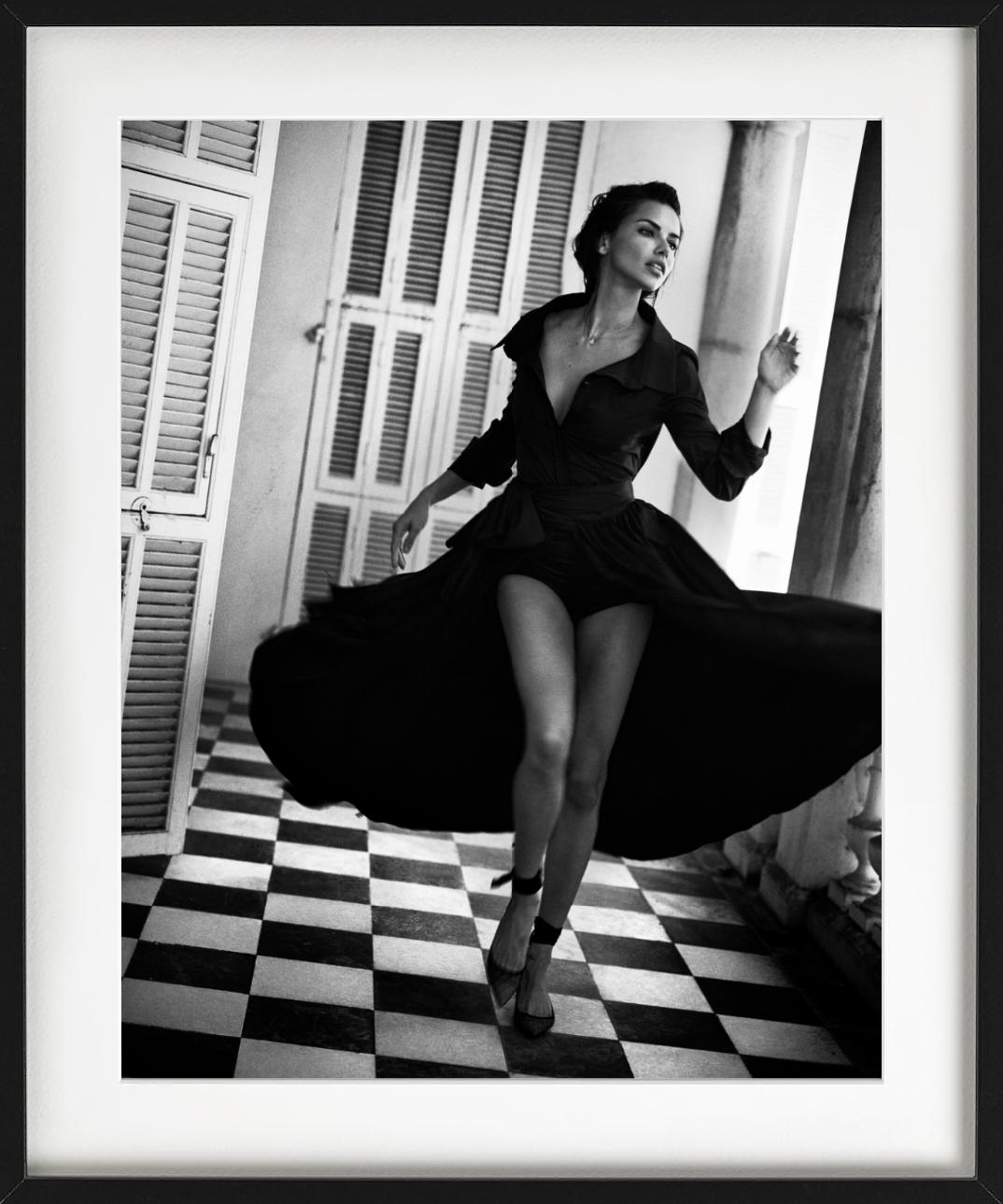 Adriana Lima huyendo con un precioso vestido en una casa, fotografiada por Vincent Peters en 2017. 

Todas las impresiones son de edición limitada. Disponible en varios tamaños. Enmarcado de alta gama a petición.

Todas las impresiones están hechas