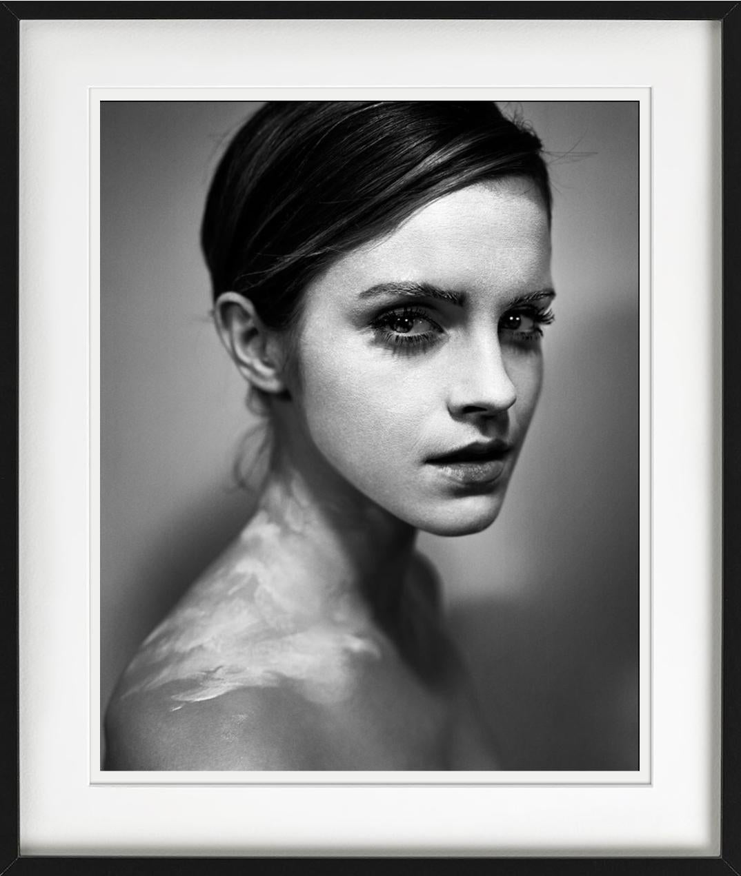 Porträt von Emma Watson by Vincent Peters.

Alle Drucke sind in limitierter Auflage erhältlich. Erhältlich in mehreren Größen. Hochwertige Einrahmung auf Anfrage.

Alle Drucke werden von der Künstlerin oder dem Künstler angefertigt und signiert. Der