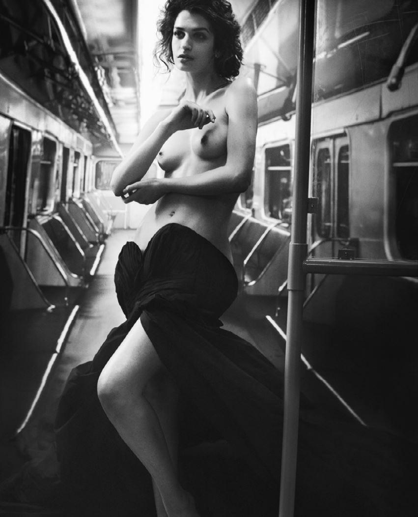Nude Photograph di Vincent Peters - Greta Ferro Subway I - l'attrice nuda in piedi nel treno con abito da ballo