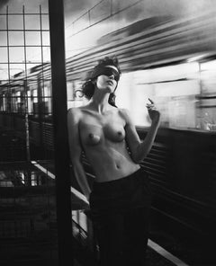 Greta Ferro Metro IV - la modelo desnuda en la estación de tren, en blanco y negro