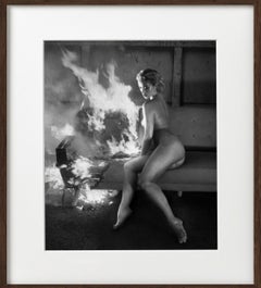 Victoria Fire für Playboy - s/w-Fotografie Aktmodell auf einem brennenden Sofa sitzend
