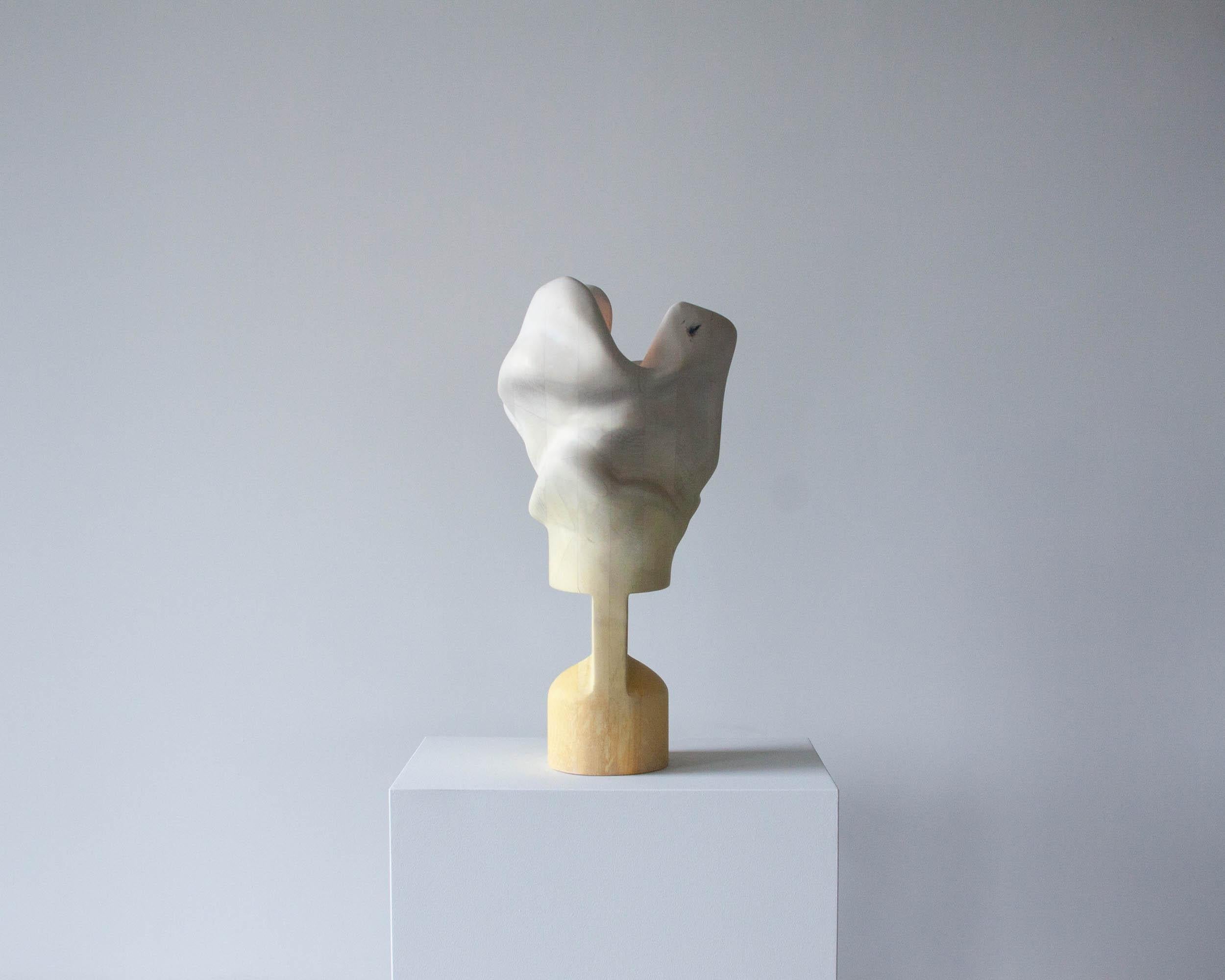 Vincent Pocsiks skulpturale Werke sind eine Studie der menschlichen Form, die bis zu ihrer größten Transformationskraft abstrahiert ist. Das Fleisch verdreht sich, zieht sich zusammen, drückt gegen Knochen, Haut und Sehnen und gibt den Weg frei für