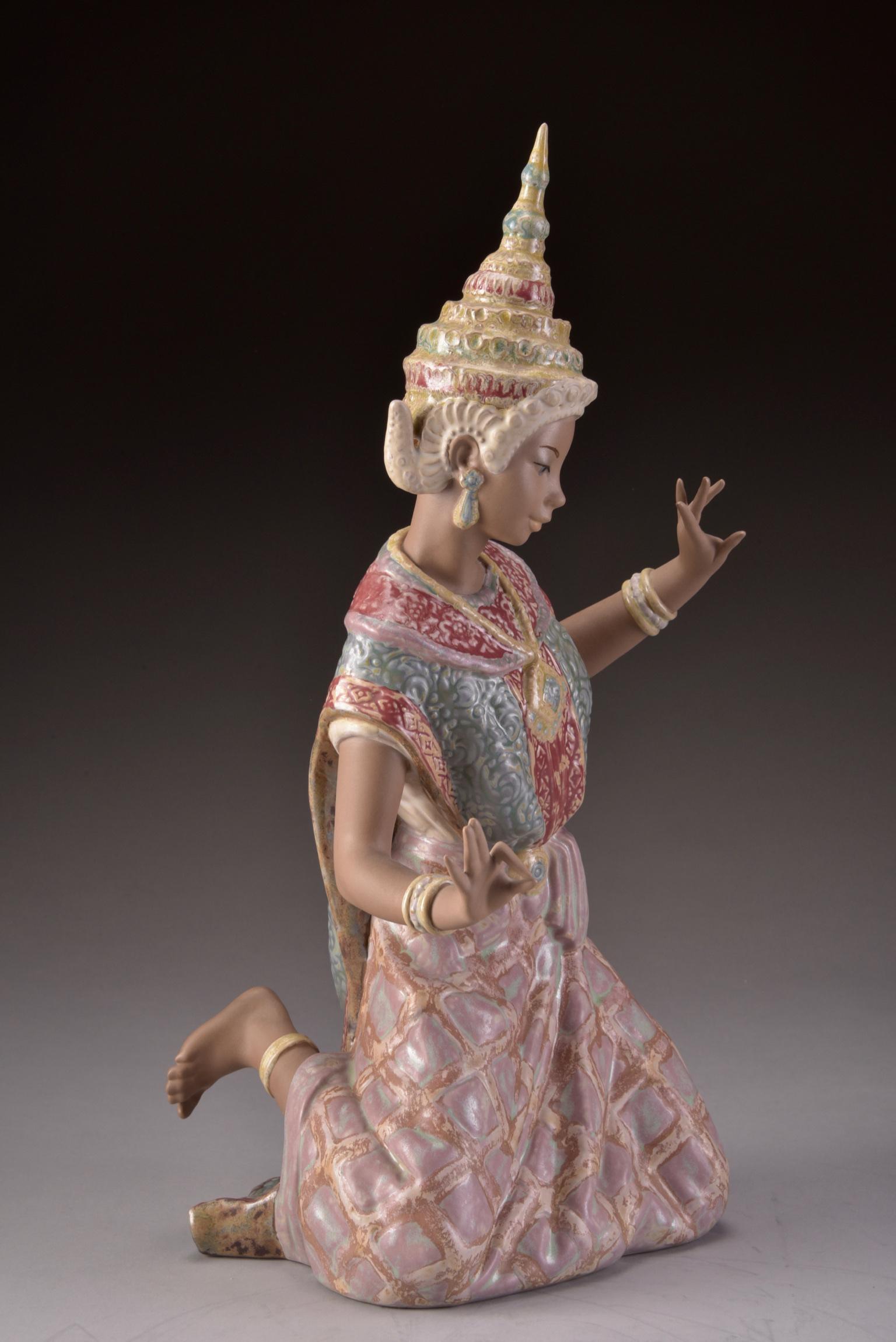 Vincente Martinez, Lladró, Thai Dancer in Traditional Clothes, Porcelain, 1977 For Sale 1