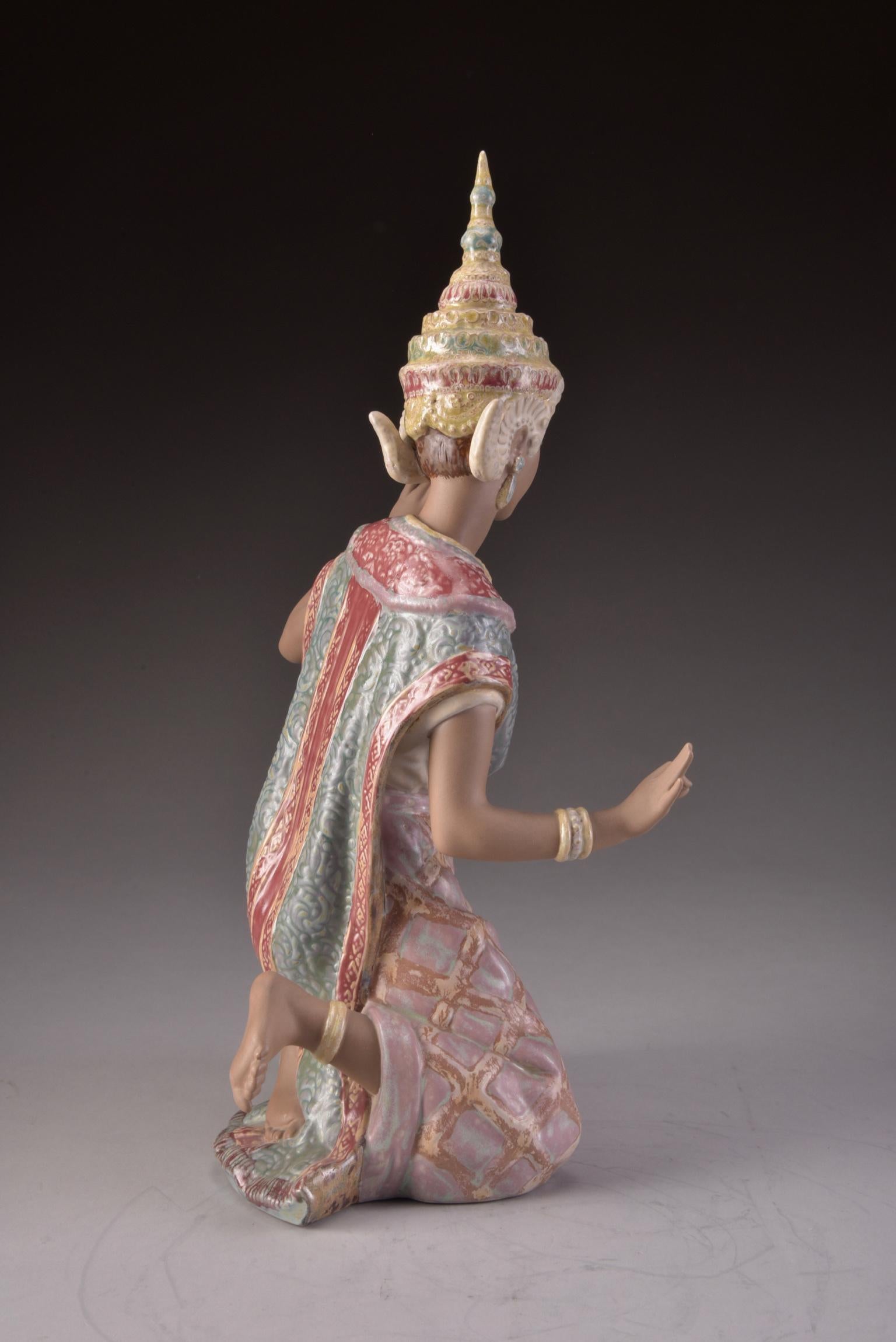Vincente Martinez, Lladró, Thai Dancer in Traditional Clothes, Porcelain, 1977 For Sale 2