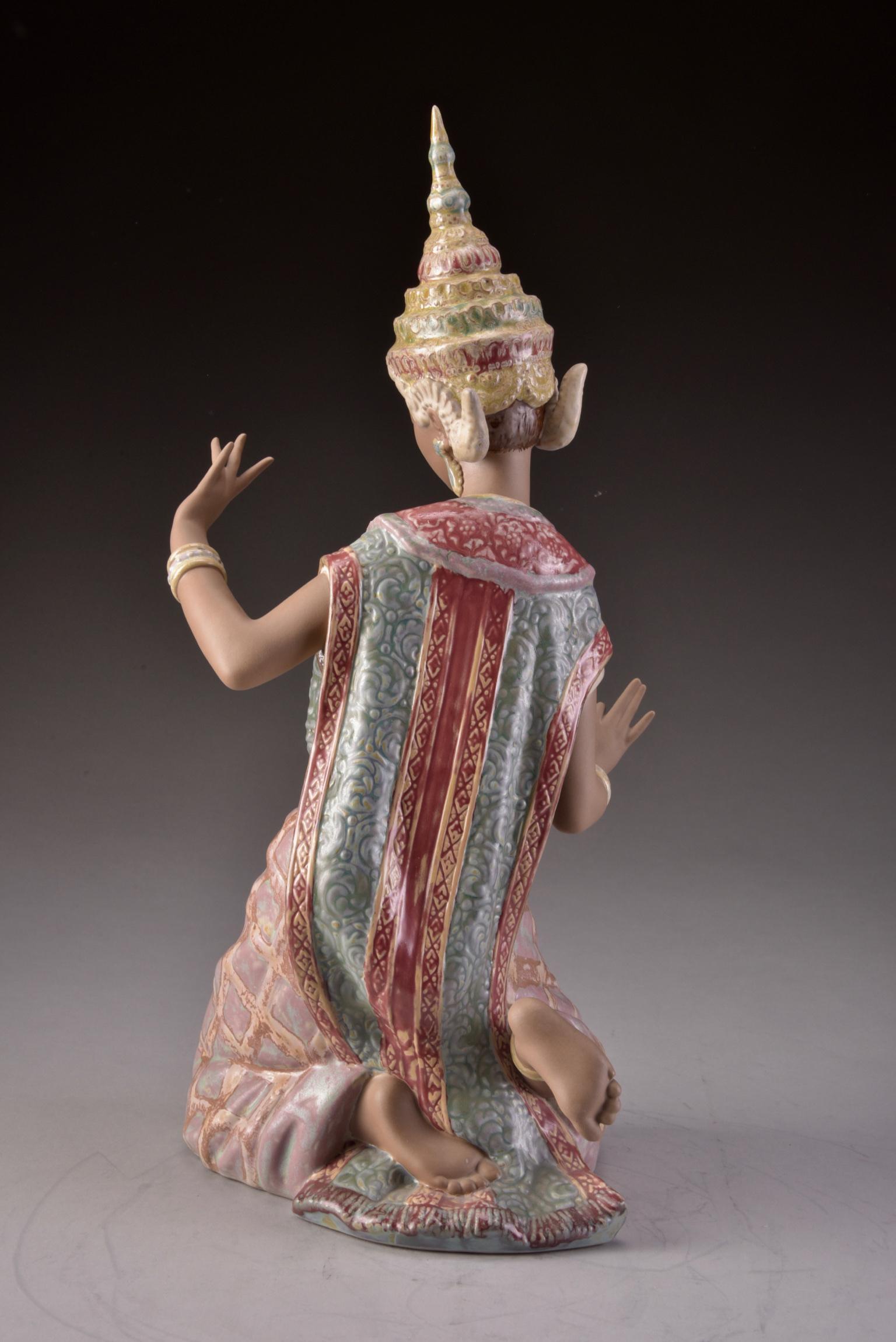 Vincente Martinez, Lladró, Thai Dancer in Traditional Clothes, Porcelain, 1977 For Sale 3