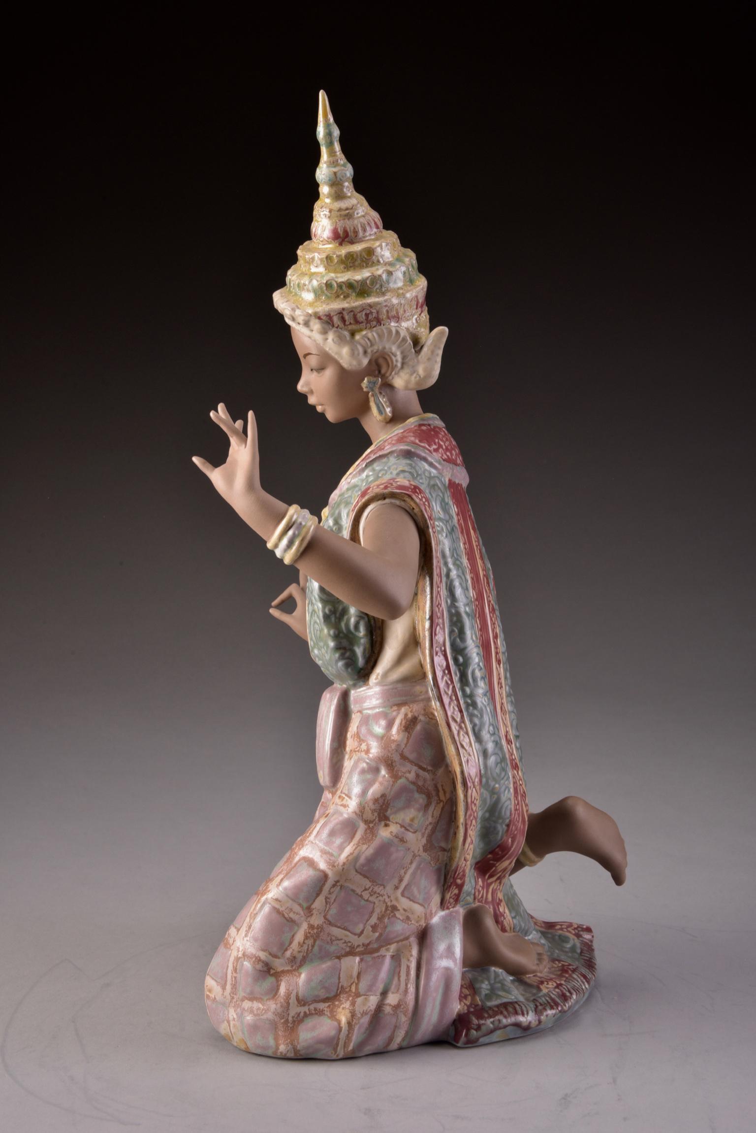 Vincente Martinez, Lladró, Thai Dancer in Traditional Clothes, Porcelain, 1977 For Sale 4