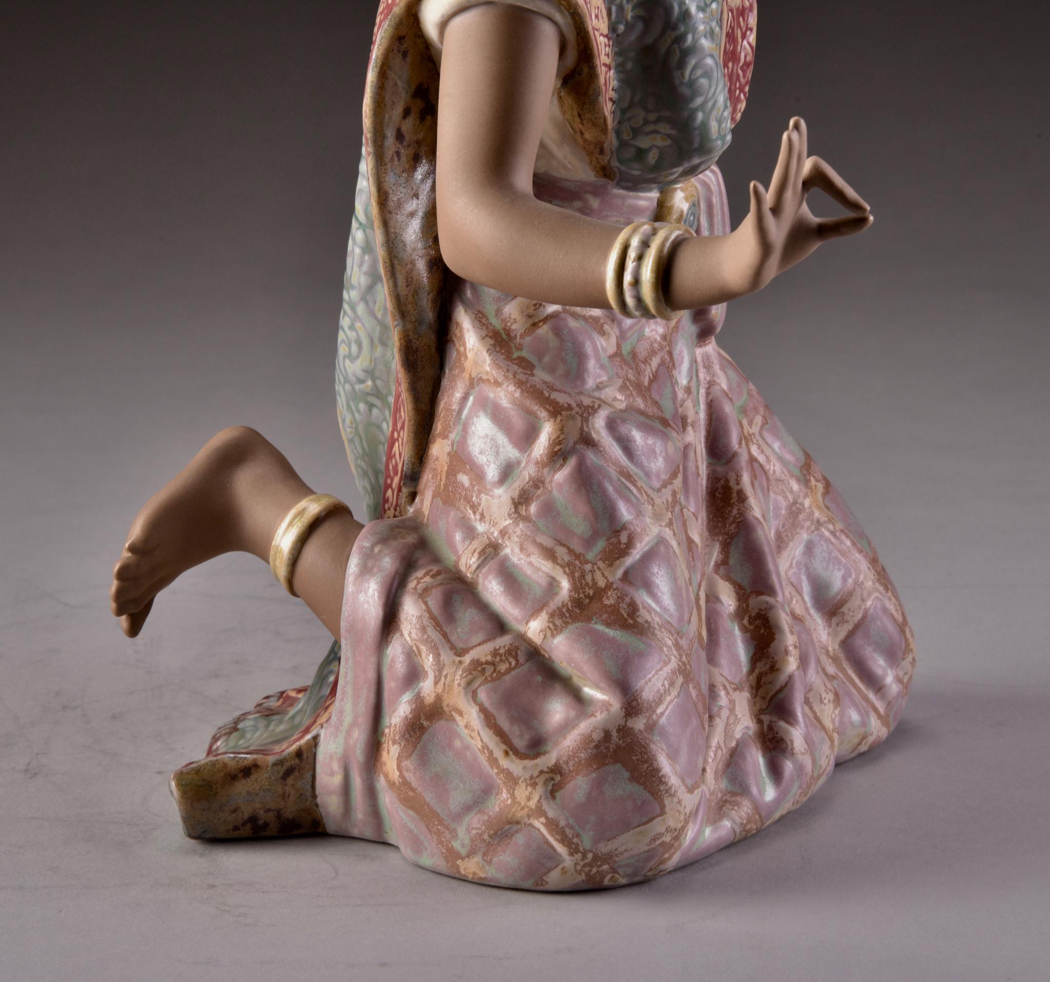 Vincente Martinez, Lladró, Thai Dancer in Traditional Clothes, Porcelain, 1977 For Sale 9