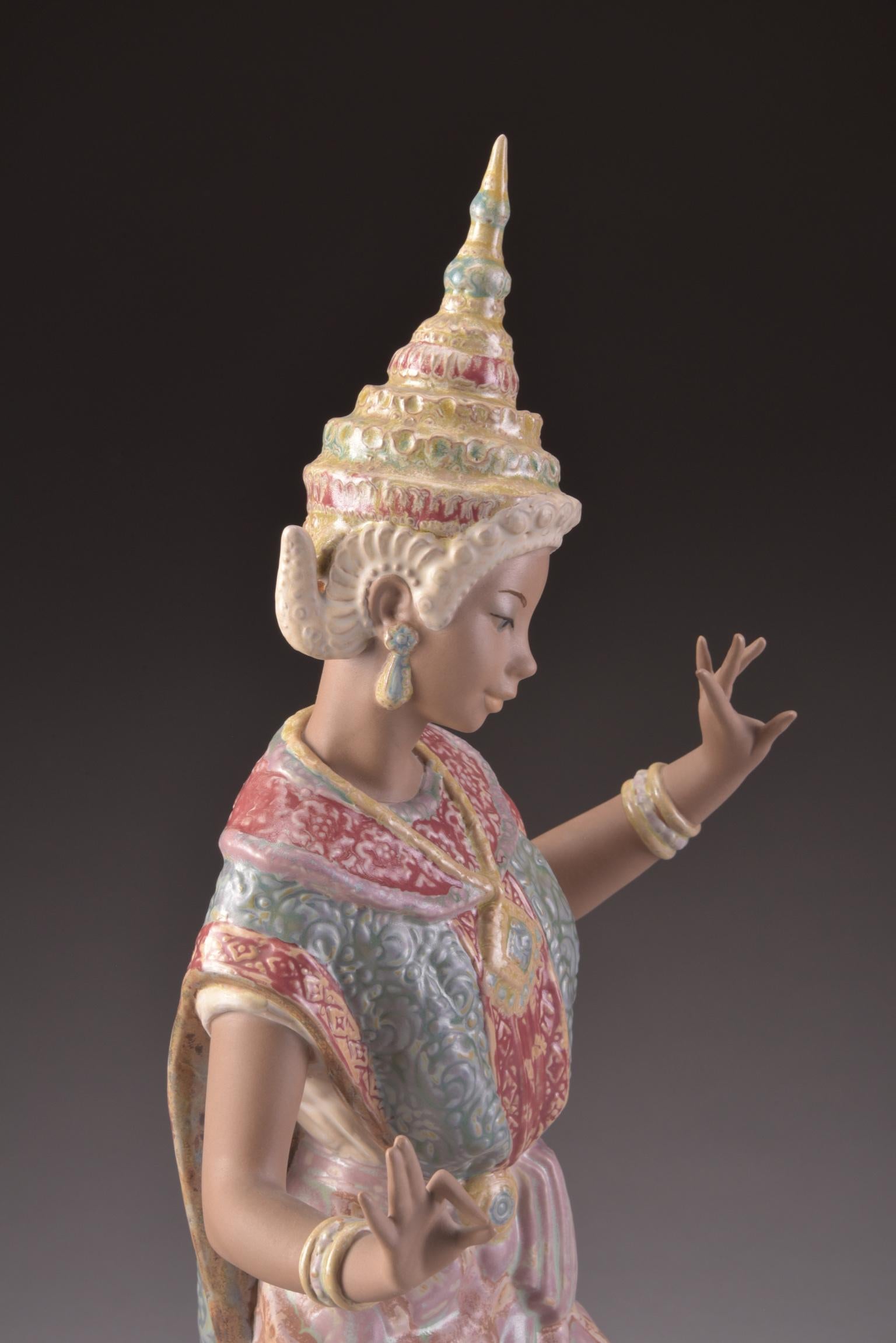 20th Century Vincente Martinez, Lladró, Thai Dancer in Traditional Clothes, Porcelain, 1977 For Sale