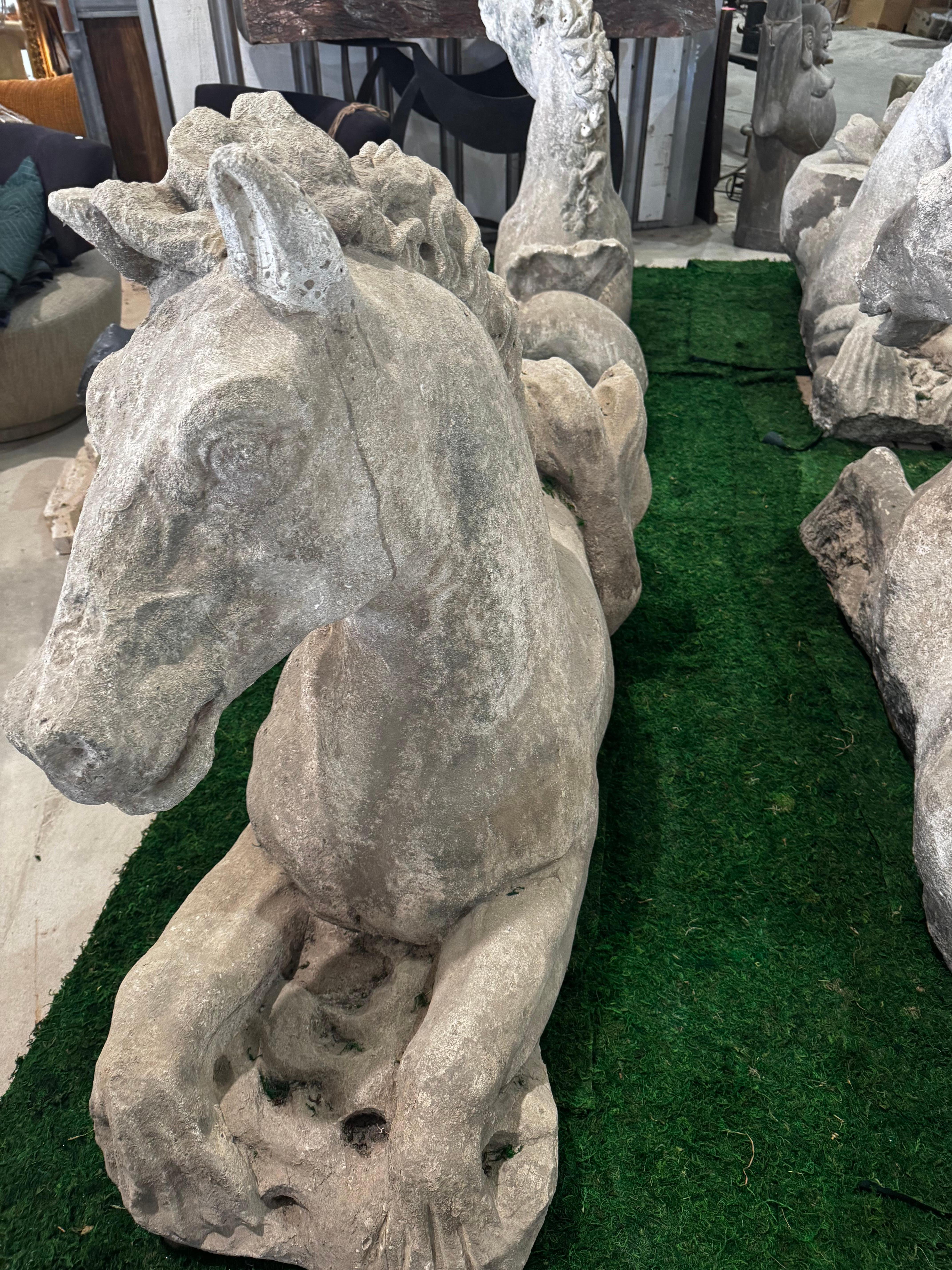 Ces remarquables hippocampes du XVIIIe siècle, sculptés à la main dans la pierre de Vincenza, sont des représentations exquises de l'art et de l'artisanat d'une époque révolue. Originaire de la région de Veneta, rendue célèbre par le célèbre
