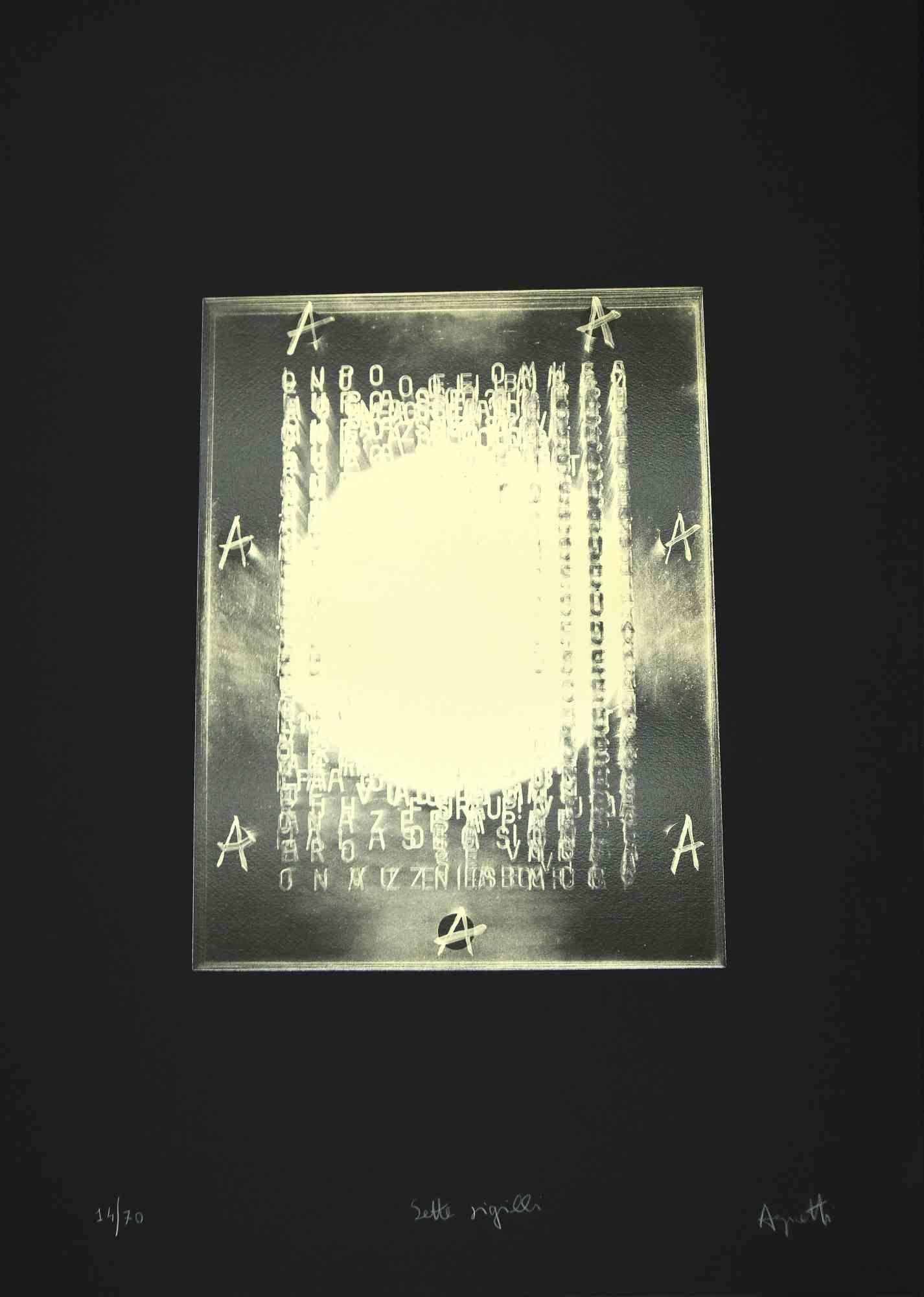 Seven seals est une sérigraphie originale sur papier noir réalisée par l'artiste italien Vincenzo Agnetti.

Signé à la main en bas à droite.

Titré en bas au centre en italien

Numérotée, édition de 14/70 tirages.

Bonnes conditions.

Une œuvre