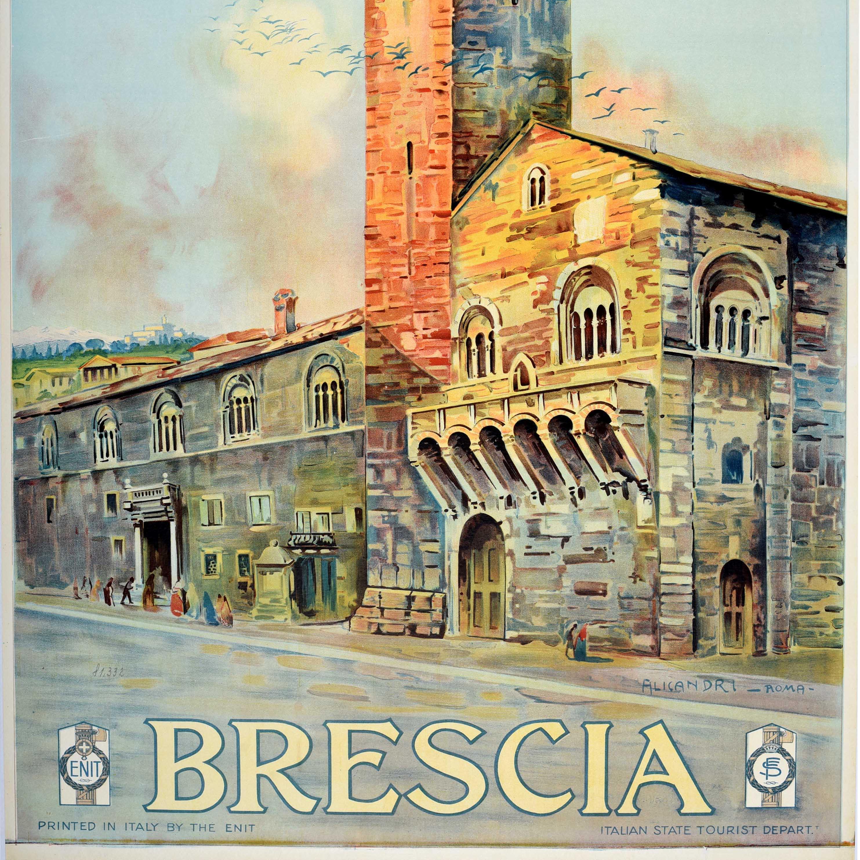 Original Vintage-Reiseplakat für Brescia, herausgegeben vom italienischen Fremdenverkehrsamt ENIT, mit einem Vogelschwarm, der um den Steinturm des historischen Palazzo Broletto fliegt, mit Menschen, die unter dem Balkon der Piazza und entlang des