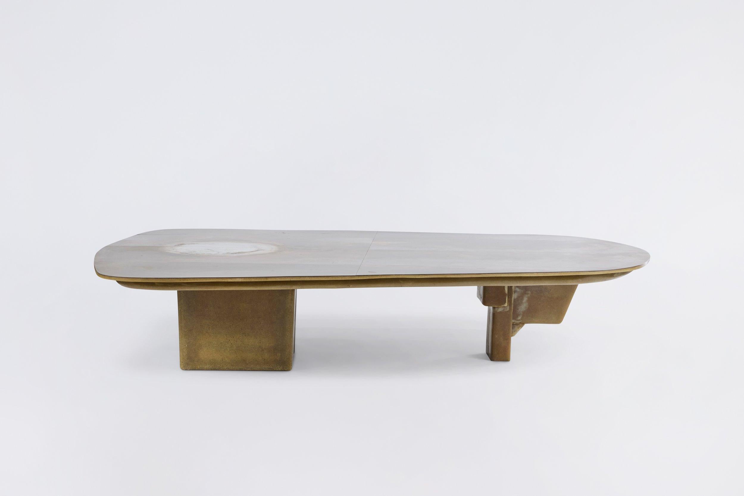  Table basse Vincenzo de Cotiis en laiton argenté et fibre de verre recyclée. Remarque : patine du plateau de table  Dimensions 79 