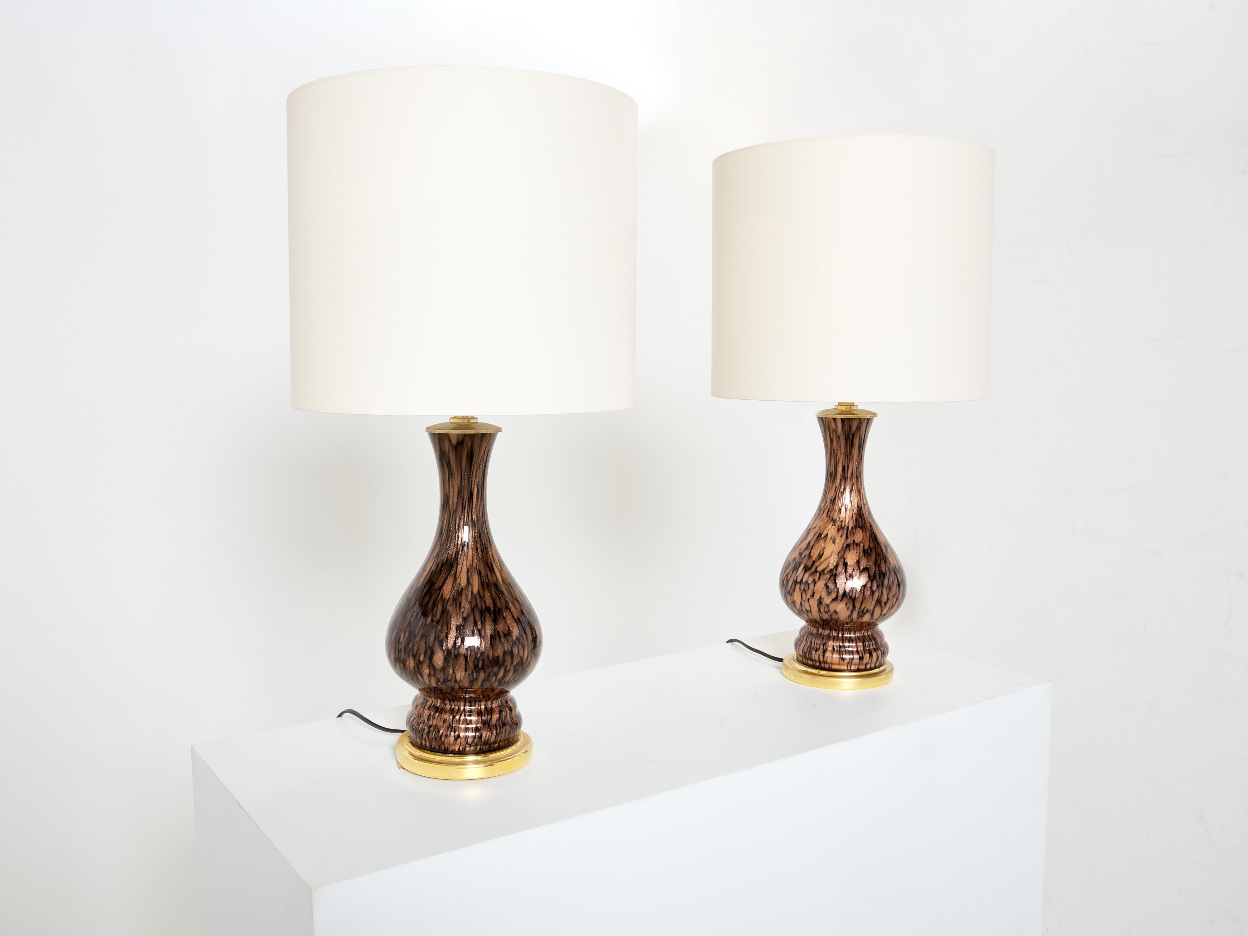 This beautiful pair of 1960s Vincenzo Mason 'Avventurina' bedside table lamps boast the exquisite craftsmanship characteristic of vintage Murano glass. Featuring elegantly rounded curves with distinguished rose and gold accents, their fluted design