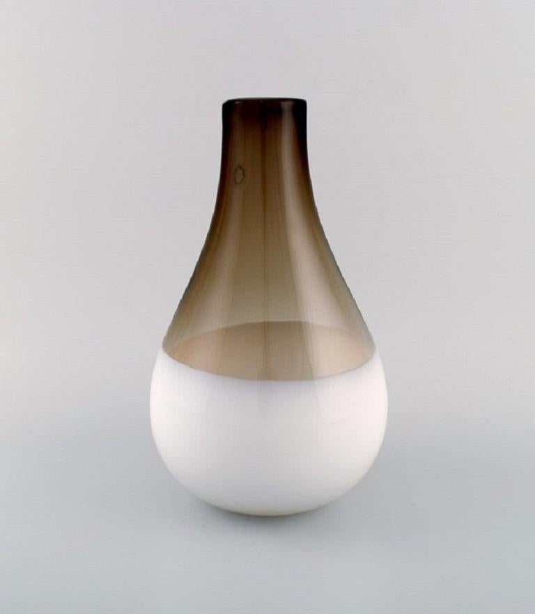 Vincenzo Nason & Cie, Murano. Large teardrop-shaped vase in white and smoke-coloured mouth-blown art glass, 1980s.
Measures: 28 x 18 cm.
In excellent condition.
Sticker.