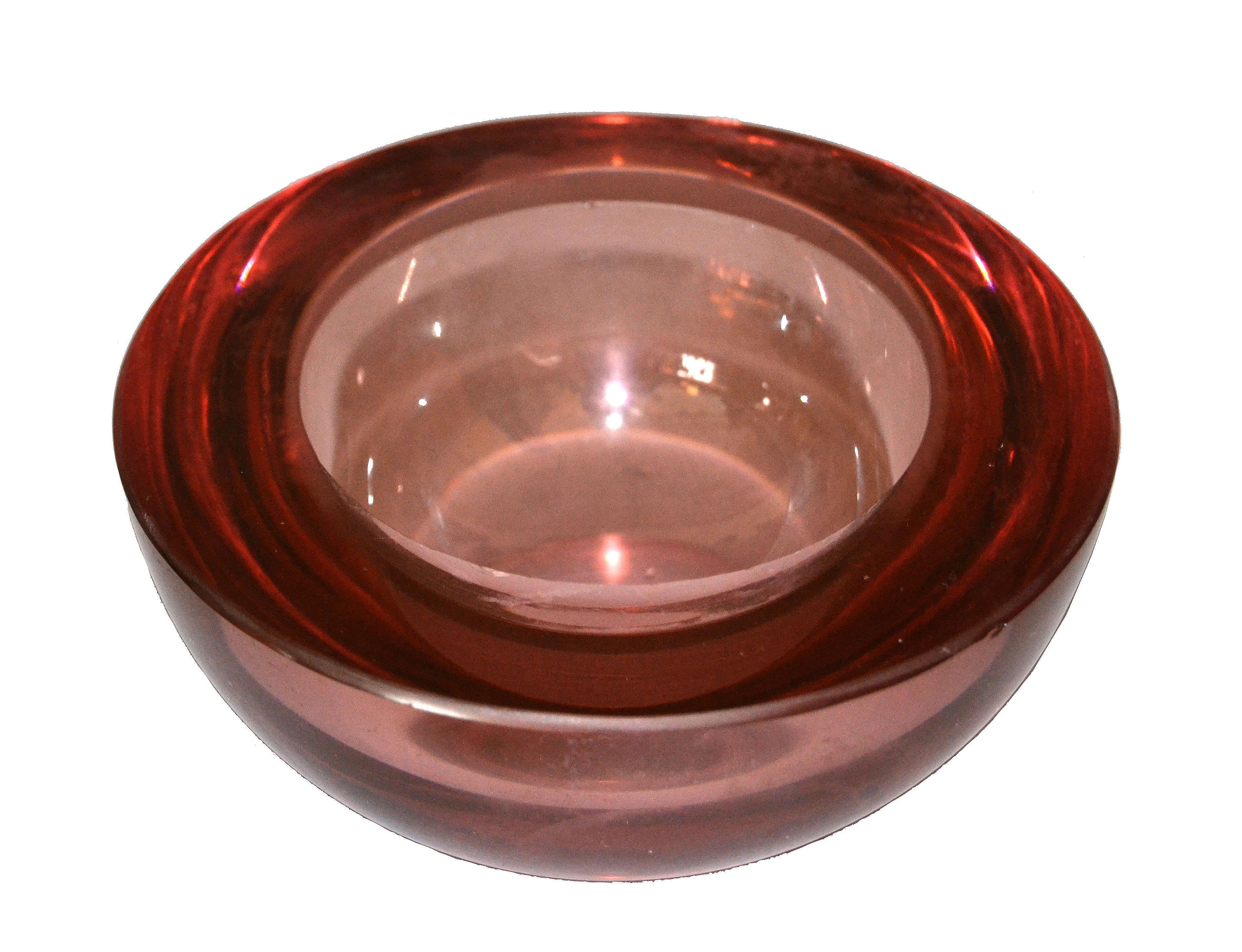 Signed Vincenzo Nason Mid-Century Modern heavy translucent cranberry pink Murano round art glass bowl, ashtray or catchall made in Venice, Italy.
Marked by Artist underneath.