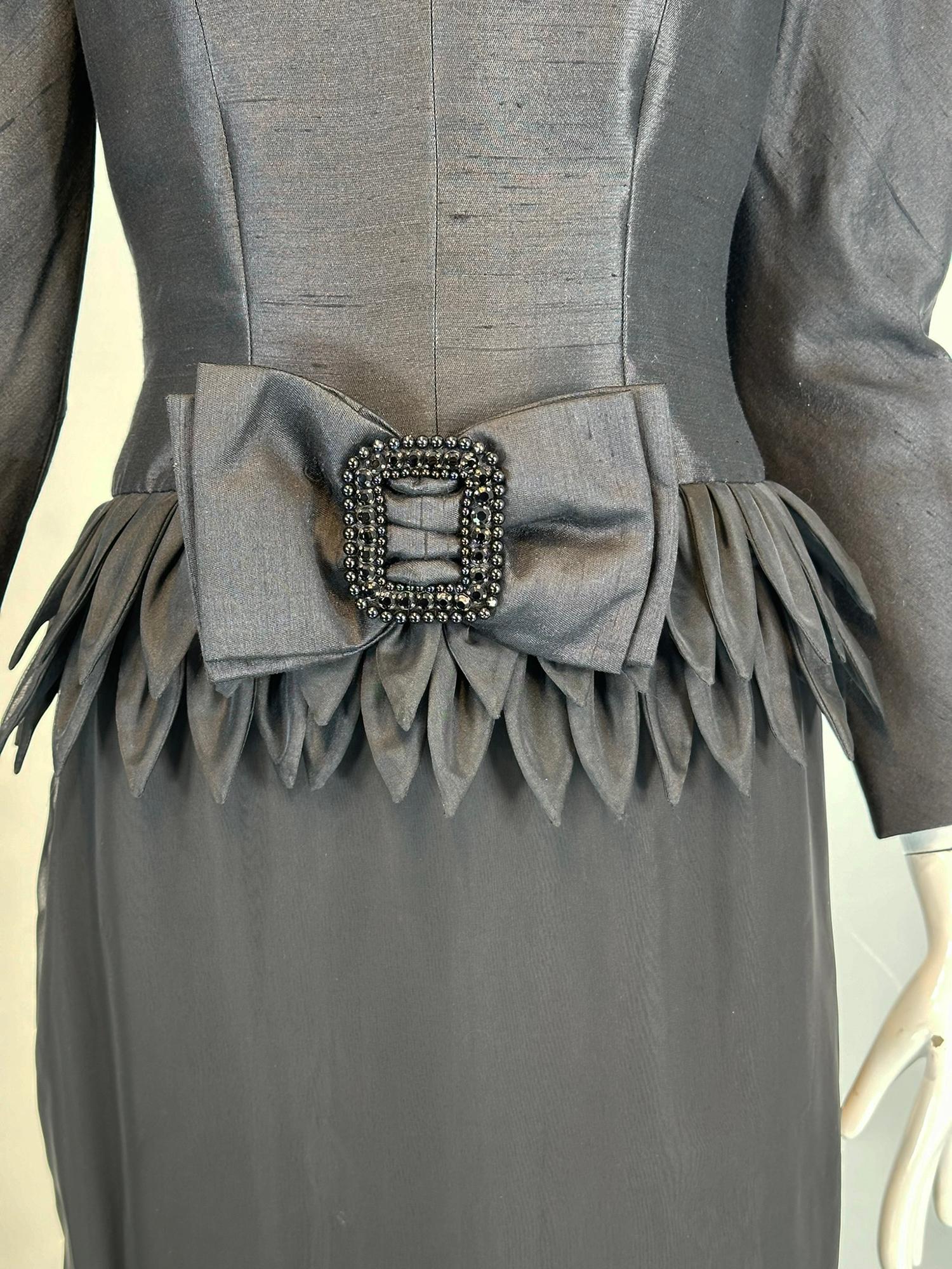 Vinchi Demi Couture Schwarzes handgerolltes Blütenblatt-Abendkleid aus Seide 1960er Hong Kong im Angebot 10