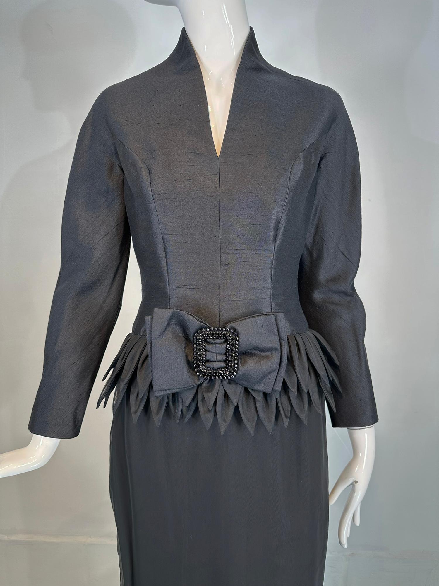 Vinchi Demi Couture Abendkleid aus schwarzer Seide mit handgerollten Blütenblättern aus den 1960er Jahren, Hongkong. Hongkong war schon immer ein Mekka der Handschneiderei. In den 50er und 60er Jahren war sie bekannt für perlenbesetzte Abend- und