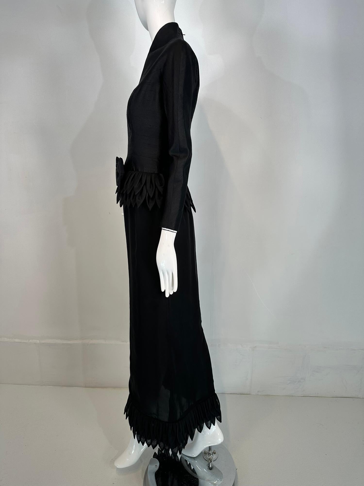 Vinchi Demi Couture Schwarzes handgerolltes Blütenblatt-Abendkleid aus Seide 1960er Hong Kong im Angebot 1