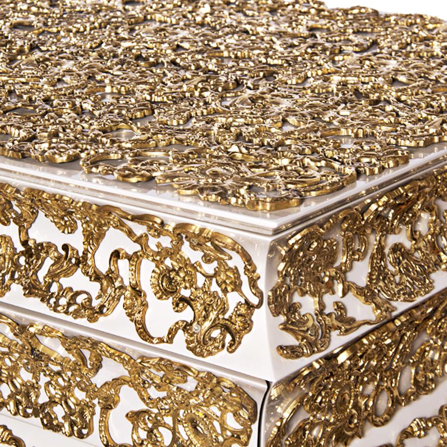Cassettiera Vinci con ornamenti in ottone dipinti con foglia d'oro In condizioni Nuovo in vendita a Paris, FR