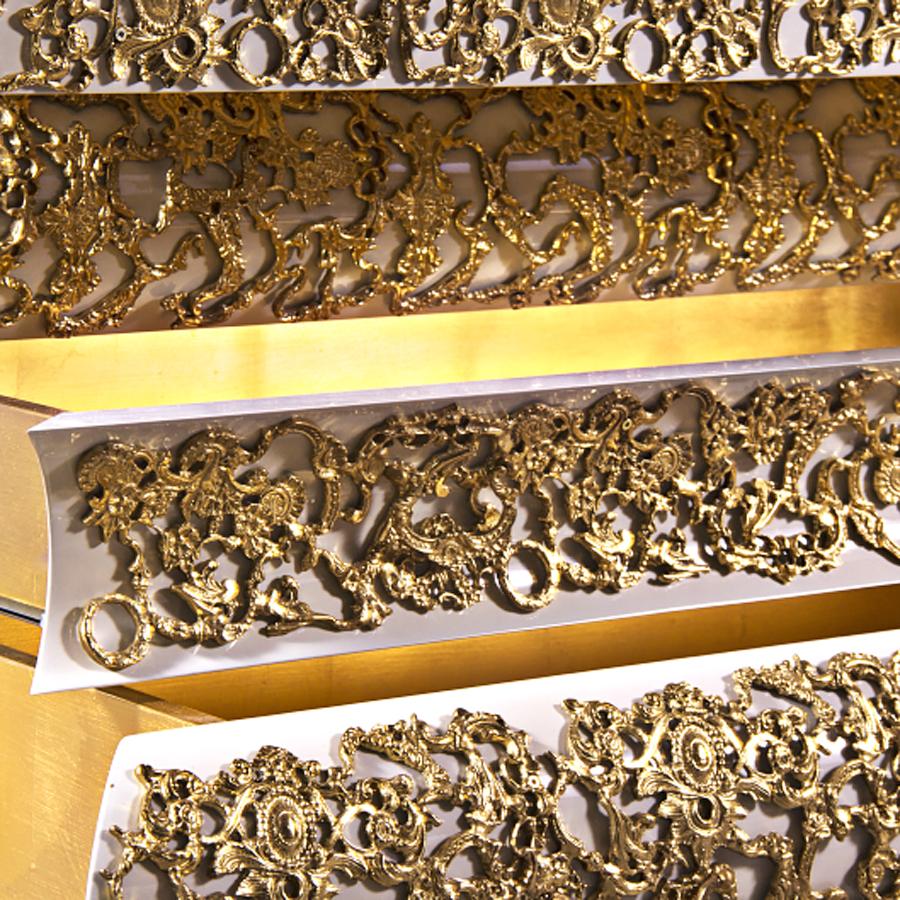 XXI secolo e contemporaneo Cassettiera Vinci con ornamenti in ottone dipinti con foglia d'oro in vendita