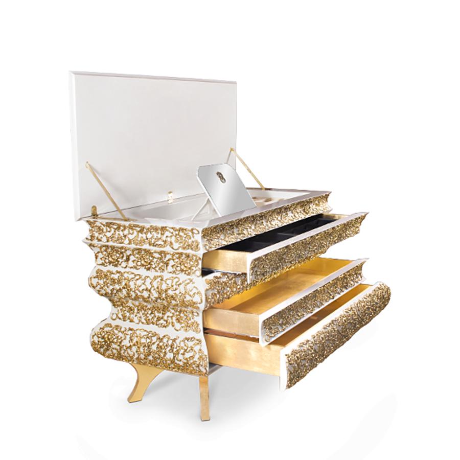 Cassettiera Vinci con ornamenti in ottone dipinti con foglia d'oro in vendita 1