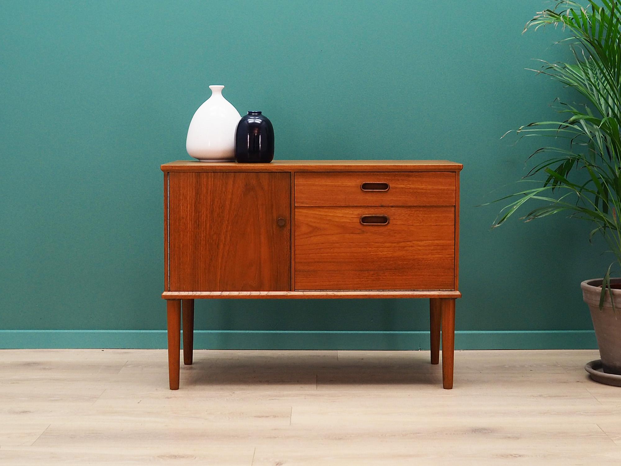 Phenomenal cabinet from the 1960s-1970s. Scandinavian design, Minimalist form. Manufactured by Vinde Møbelfabrik. Surface of the furniture finished with teak veneer. Preserved in good condition (Fine bruises and scratches, filled veneer cavities),