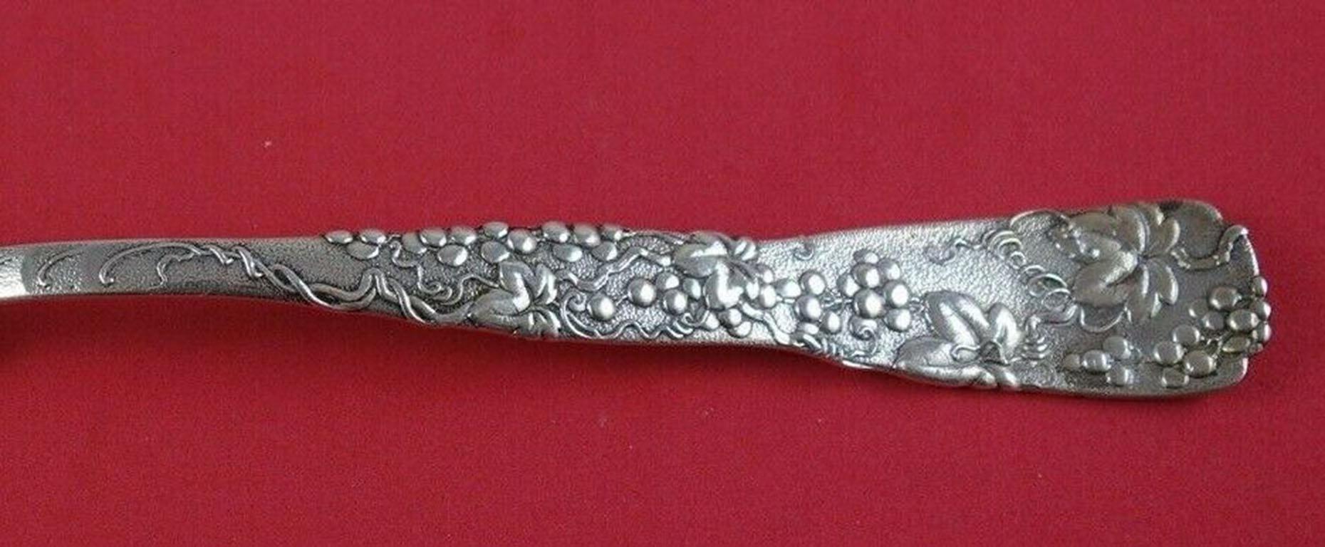 Sterling silver cracker scoop with grapes, 9 1/4