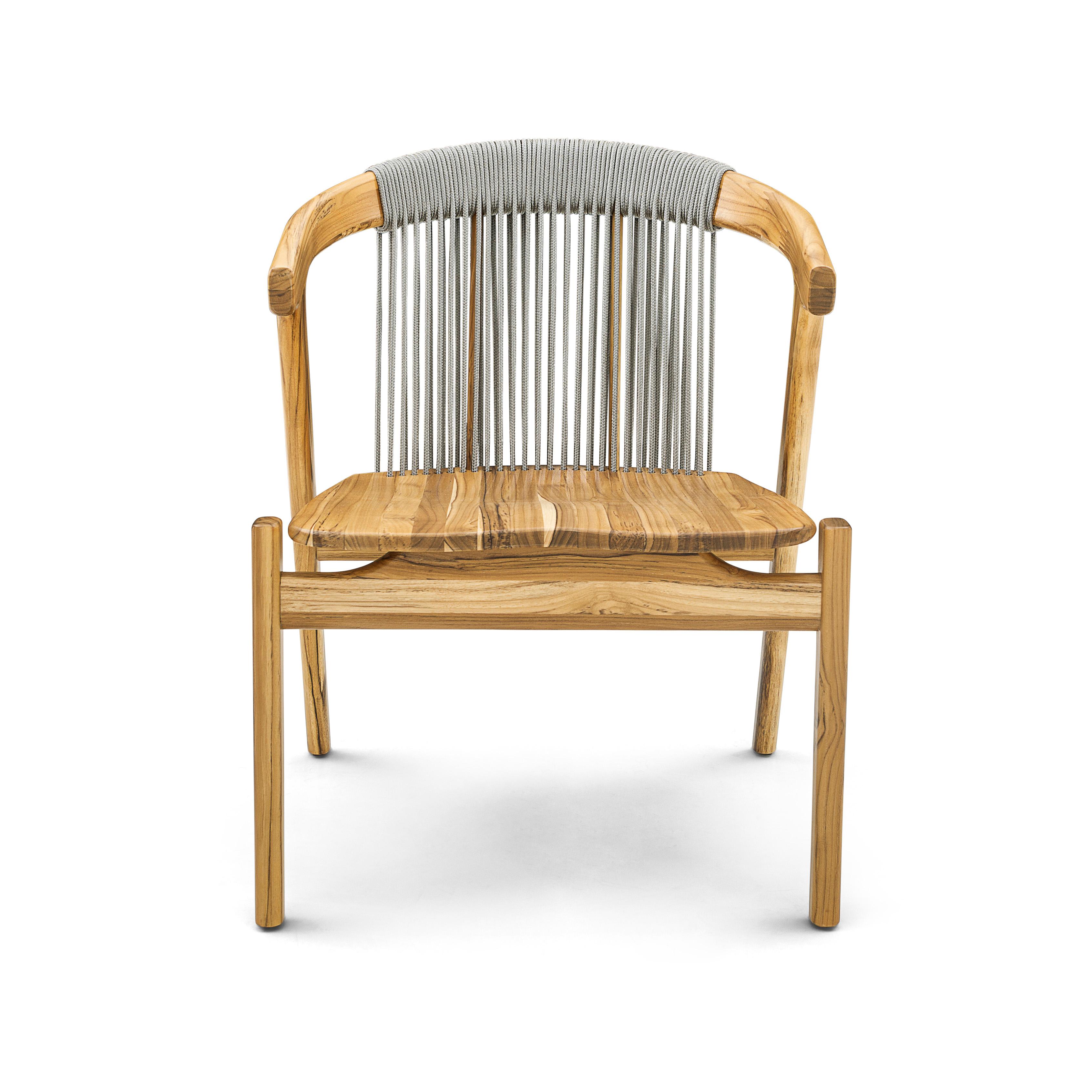 Le fauteuil Vine a été créé par notre incroyable équipe de designers d'Uultis pour un espace extérieur. Il présente une magnifique finition en bois de teck pour les pieds, la structure et l'assise, ainsi qu'un dossier incurvé avec des cordes de