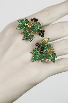 Anillo de cóctel de diseño Vine - Esmeralda y tsavorita con madreperla