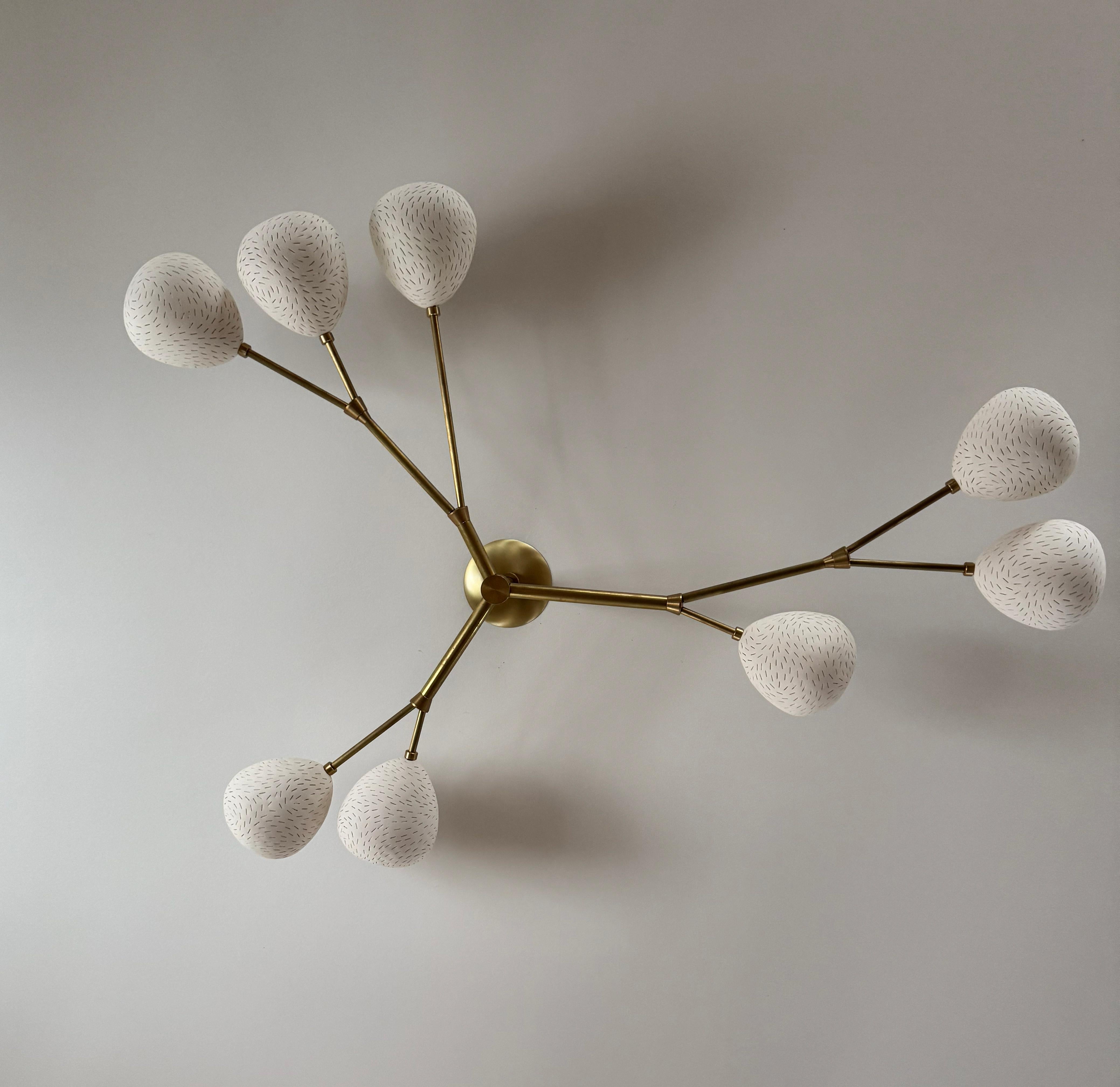 Vine Eight, araña escultórica de 8 luces, cerámica hecha a mano y latón cepillado en venta 3