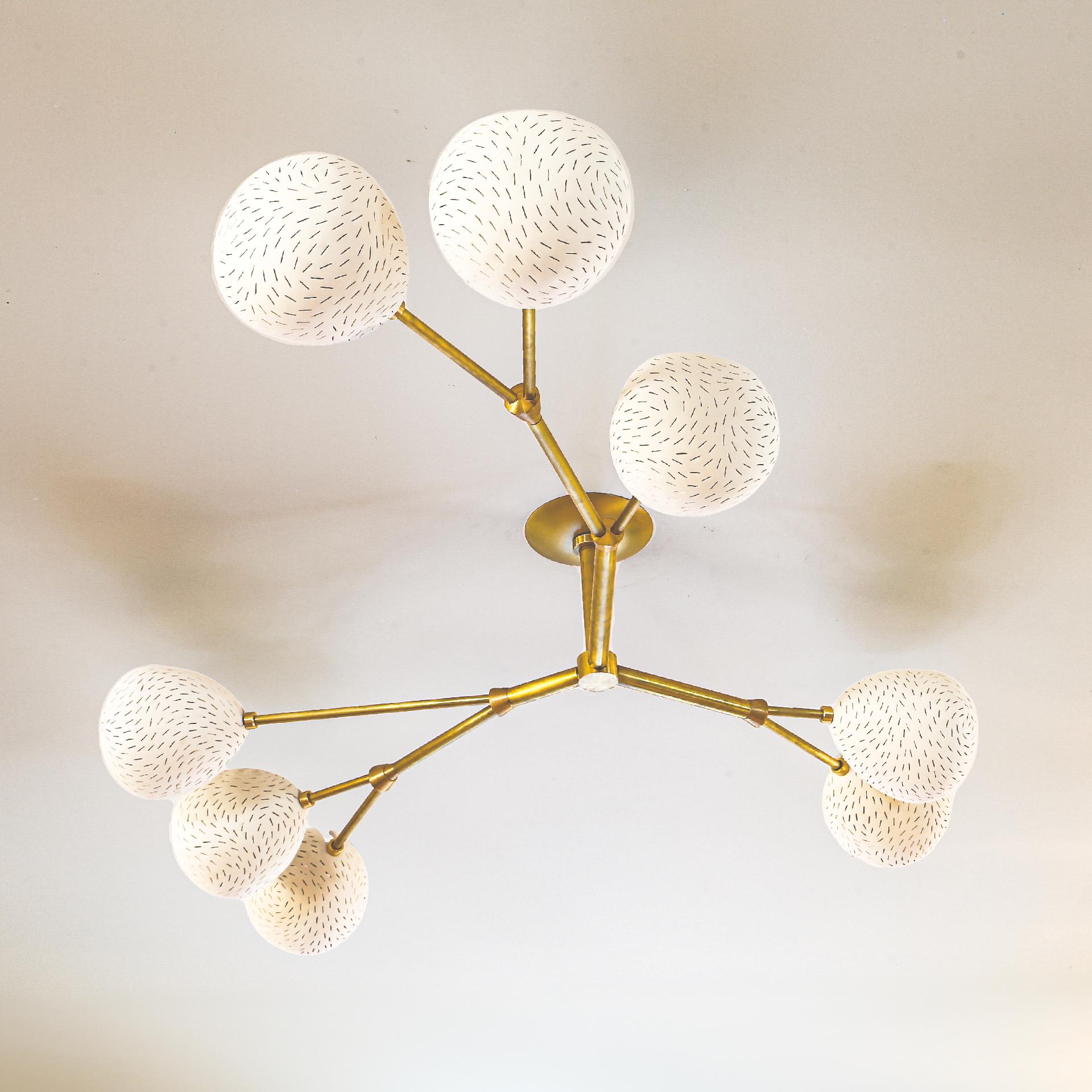 Vine Eight, araña escultórica de 8 luces, cerámica hecha a mano y latón cepillado Moderno orgánico en venta